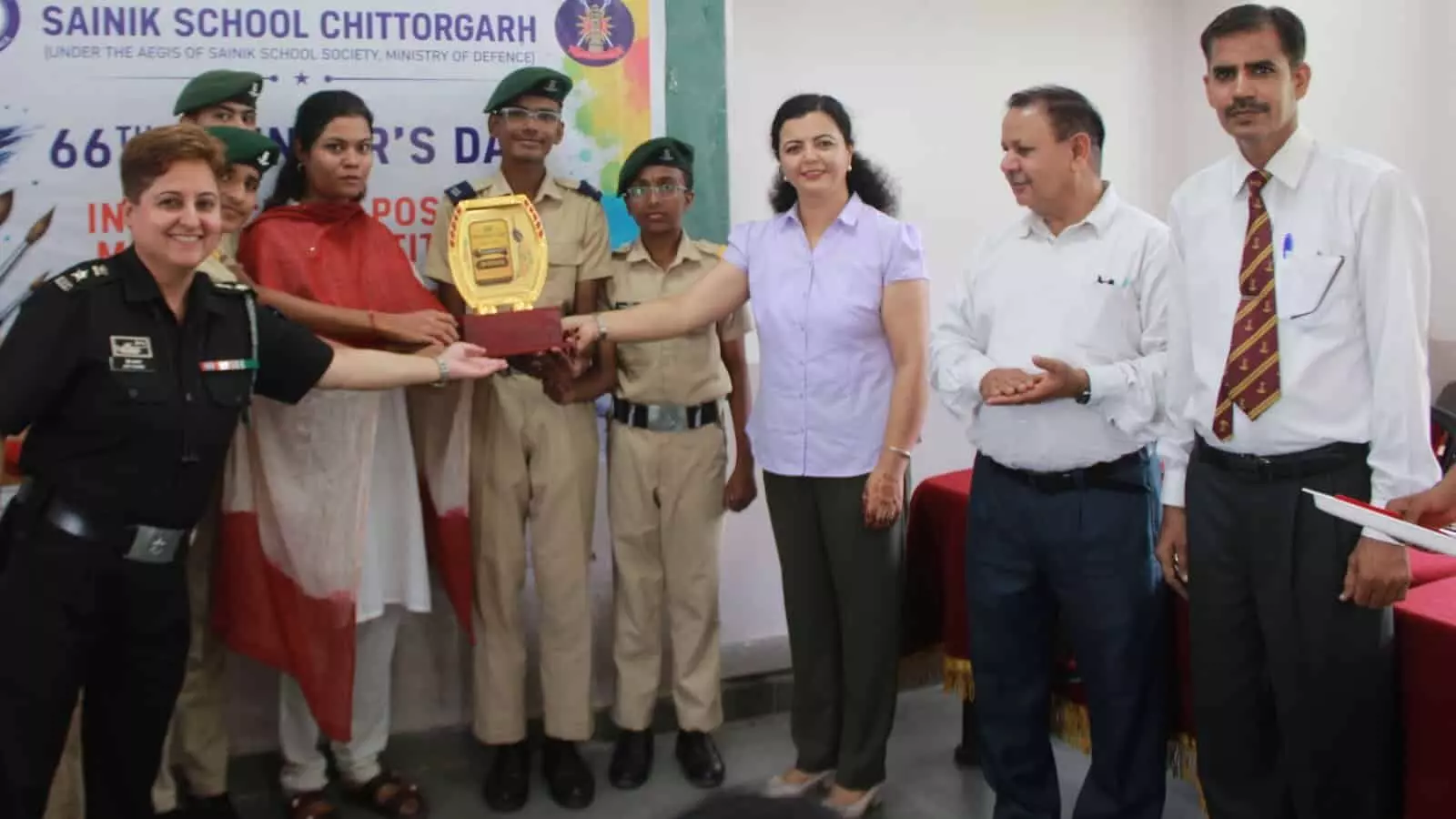 सैनिक स्कूल चित्तौड़गढ़ में पोस्टर प्रतियोगिता के दौरान विजेता छात्रों को पुरस्कार प्रदान करती अतिथि और अधिकारी। सैनिक स्कूल चित्तौड़गढ़ में पोस्टर प्रतियोगिता के दौरान विजेता छात्रों को पुरस्कार प्रदान करती अतिथि और अधिकारी।