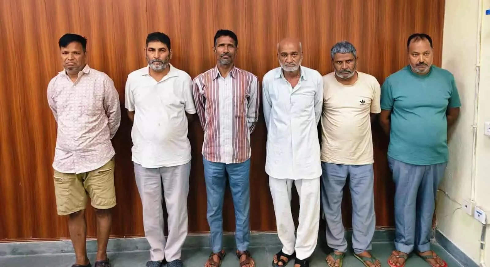 तस्वीर में पुलिस हिरासत में खड़े छह आरोपी हिण्डौन सिटी चोरी मामले के संदर्भ में दिख रहे हैं। तस्वीर में पुलिस हिरासत में खड़े छह आरोपी हिण्डौन सिटी चोरी मामले के संदर्भ में दिख रहे हैं।