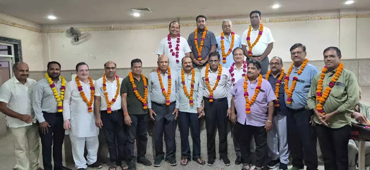 तस्वीर में श्री वैष्णव अग्रवाल मोमीयान पंचायत के नवनिर्वाचित पदाधिकारी हॉल में फूल माला पहने खड़े हैं। तस्वीर में श्री वैष्णव अग्रवाल मोमीयान पंचायत के नवनिर्वाचित पदाधिकारी हॉल में फूल माला पहने खड़े हैं।