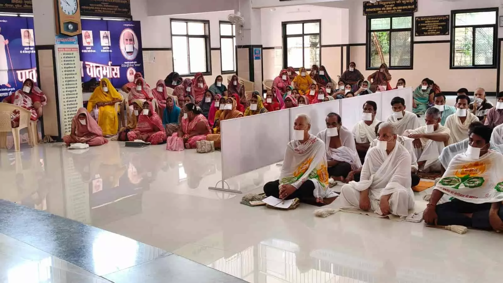 तस्वीर में हॉल के फर्श पर बैठकर धार्मिक प्रवचन सुनते जैन श्रद्धालु दिखाई दे रहे हैं। तस्वीर में हॉल के फर्श पर बैठकर धार्मिक प्रवचन सुनते जैन श्रद्धालु दिखाई दे रहे हैं।