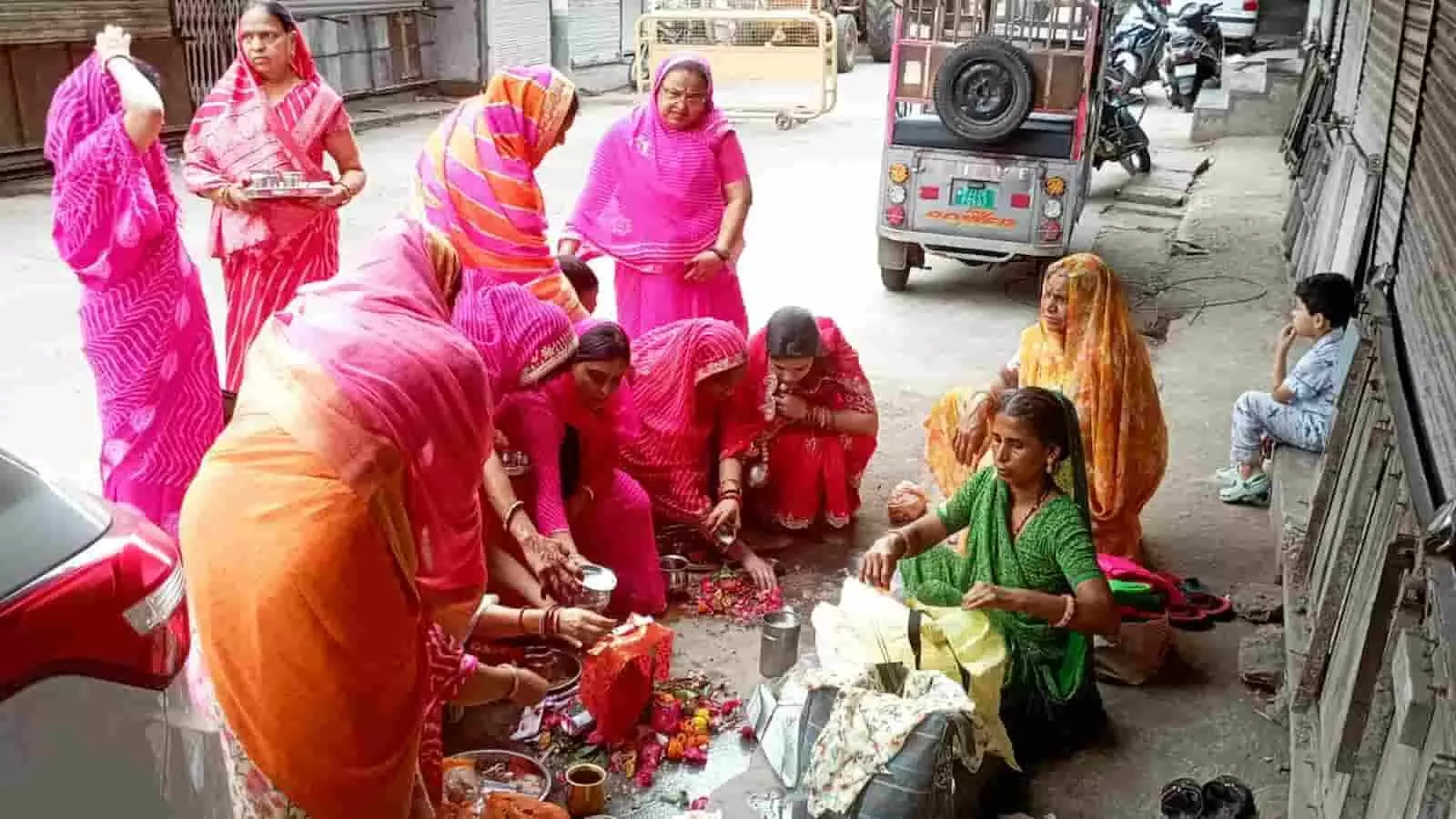पारंपरिक वेशभूषा में महिलाएं सड़क किनारे नाग पंचमी पर पूजा करती हुईं। पारंपरिक वेशभूषा में महिलाएं सड़क किनारे नाग पंचमी पर पूजा करती हुईं।
