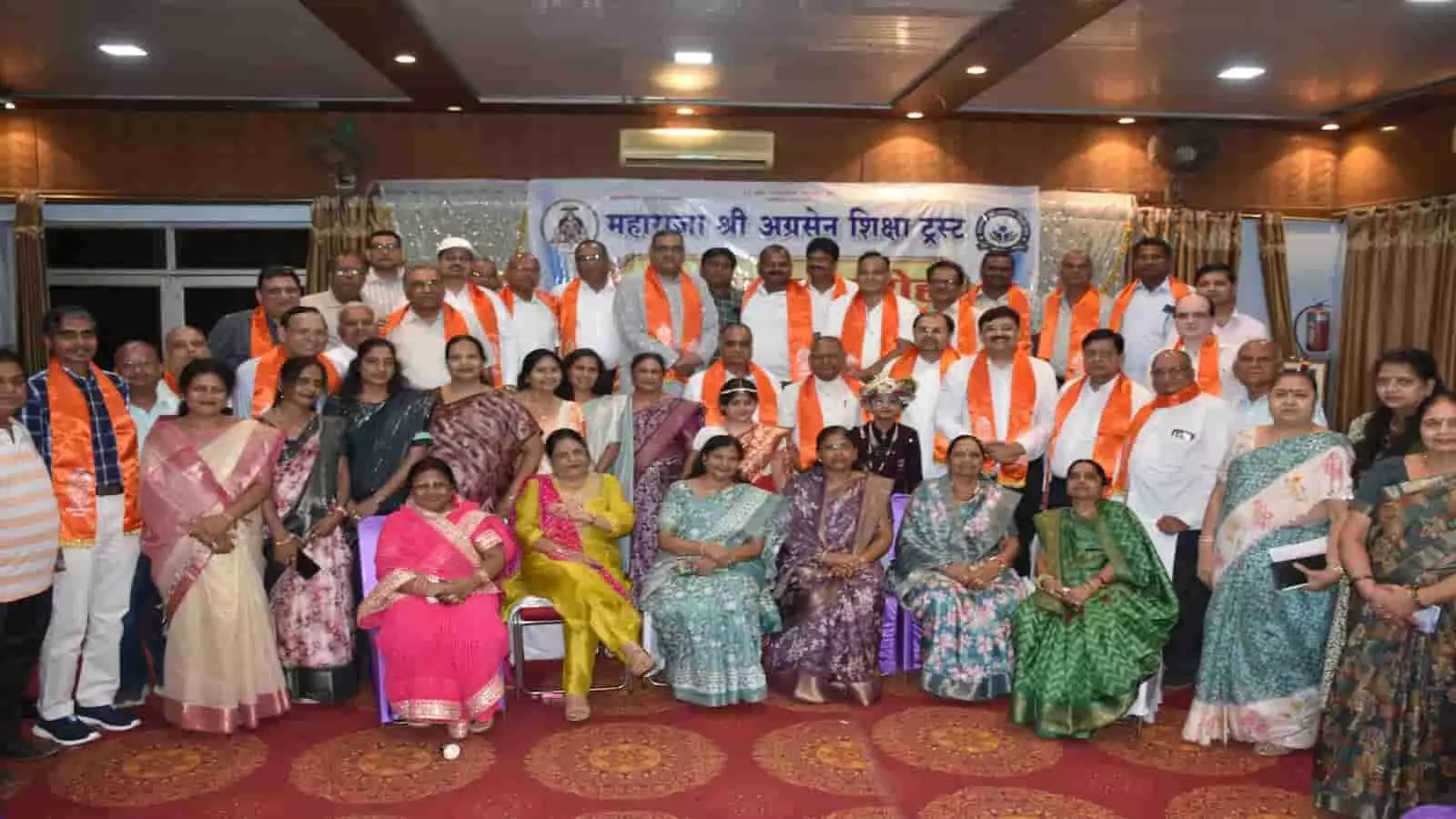 अग्रवाल सेवा सदन में आयोजित भामाशाह सम्मान समारोह में एकत्रित अतिथि और समाजबंधु। अग्रवाल सेवा सदन में आयोजित भामाशाह सम्मान समारोह में एकत्रित अतिथि और समाजबंधु।