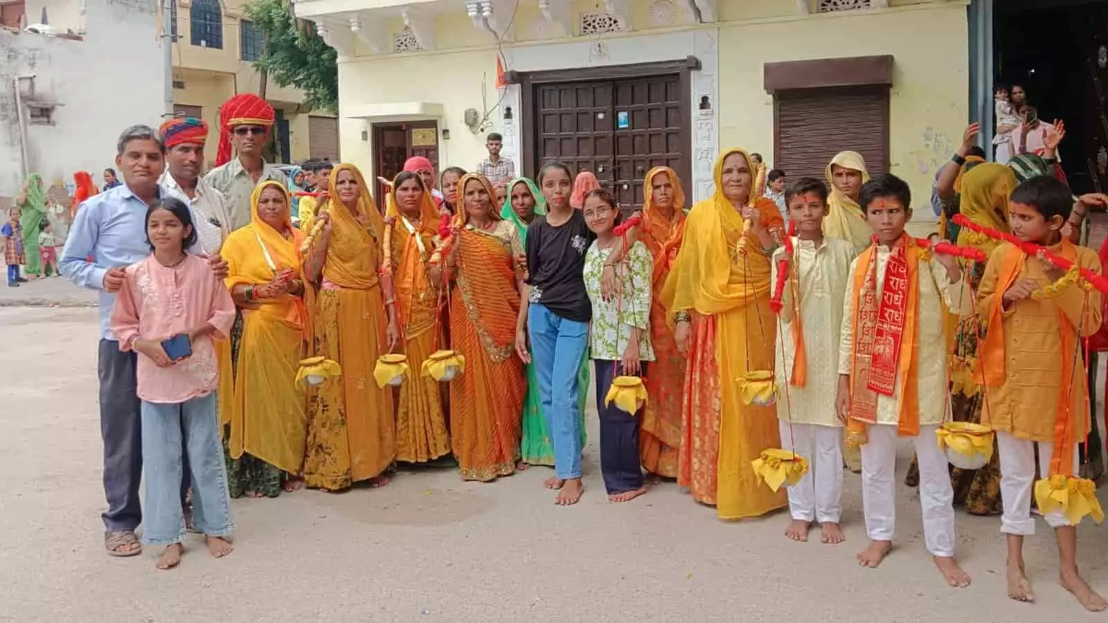 तस्वीर में पारंपरिक परिधान पहने श्रद्धालु और बच्चे कांवड़ लेकर खेरोदा की सड़क पर खड़े दिख रहे हैं। तस्वीर में पारंपरिक परिधान पहने श्रद्धालु और बच्चे कांवड़ लेकर खेरोदा की सड़क पर खड़े दिख रहे हैं।