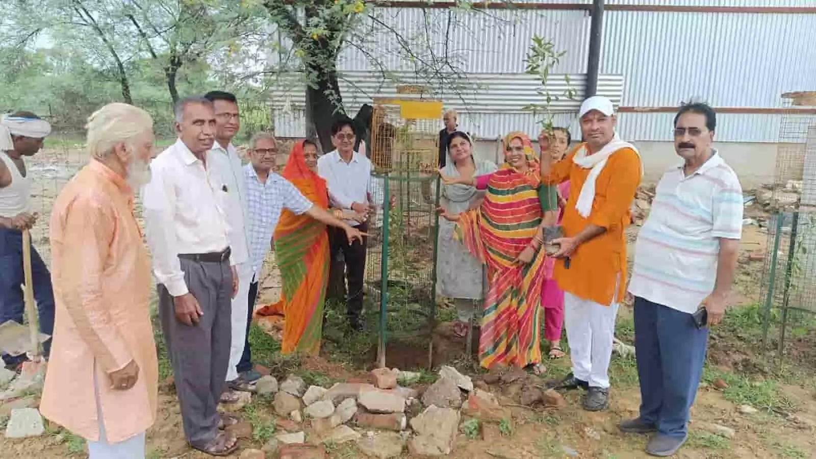 तस्वीर में गौशाला परिसर में वृक्षारोपण करते हुए गौ सेवक और ग्रामीण दिखाई दे रहे हैं। तस्वीर में गौशाला परिसर में वृक्षारोपण करते हुए गौ सेवक और ग्रामीण दिखाई दे रहे हैं।
