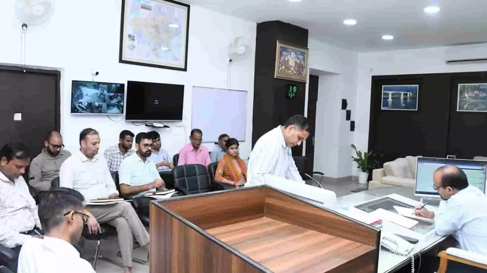 सवाई माधोपुर जिला कलक्टर कक्ष में आयोजित समीक्षा बैठक में बैठे अधिकारी। सवाई माधोपुर जिला कलक्टर कक्ष में आयोजित समीक्षा बैठक में बैठे अधिकारी।