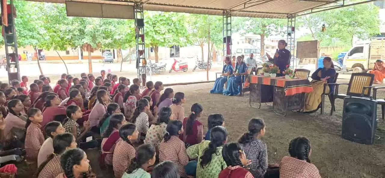 शिरपूर पुलिस के दामिनी पथक द्वारा आश्रमशाळा जळोद में विद्यार्थियों को सुरक्षा की जानकारी दी जा रही है। शिरपूर पुलिस के दामिनी पथक द्वारा आश्रमशाळा जळोद में विद्यार्थियों को सुरक्षा की जानकारी दी जा रही है।