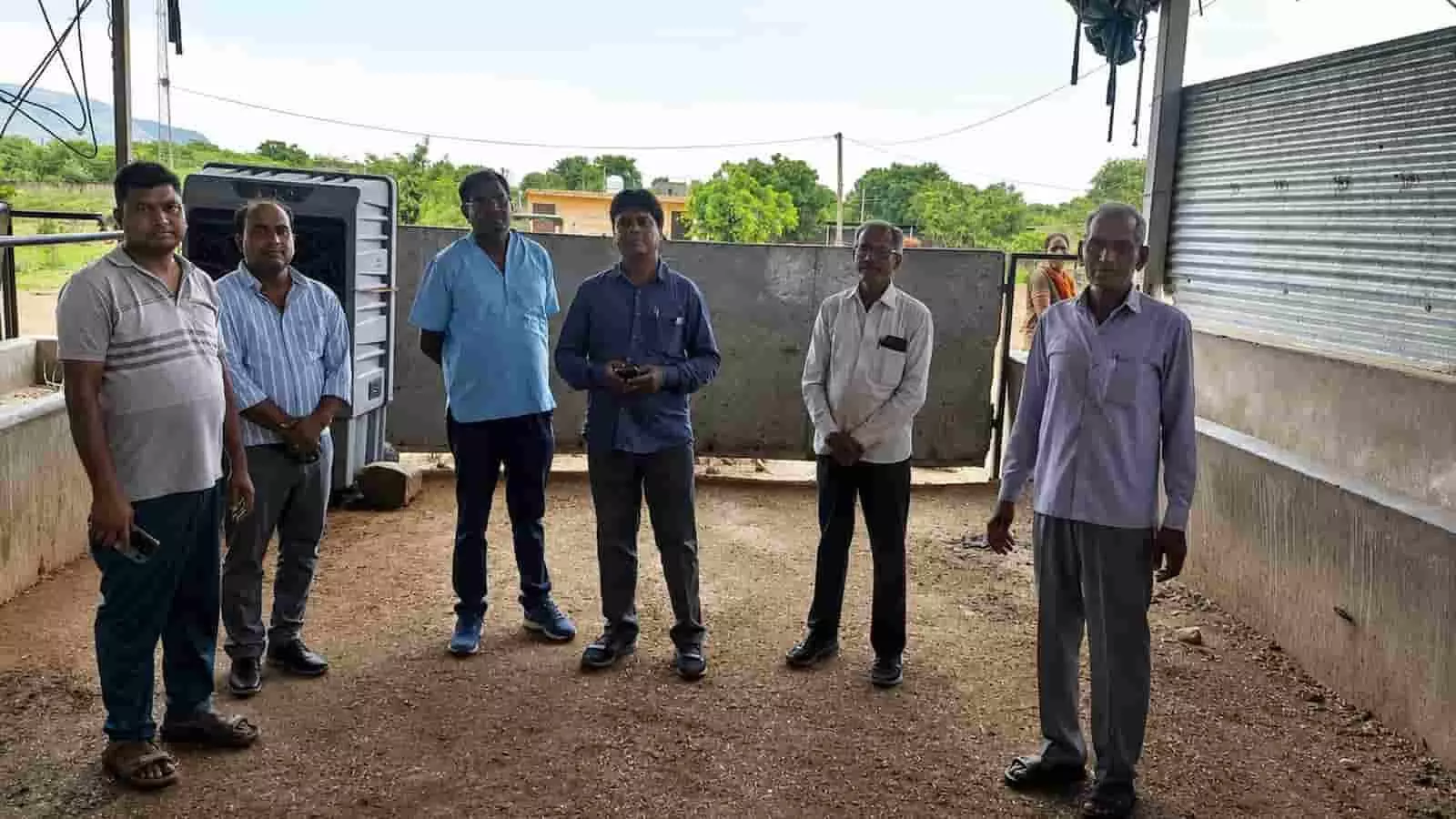 सवाई माधोपुर की गौशाला में निरीक्षण के दौरान खड़े अधिकारी और समिति के सदस्य। सवाई माधोपुर की गौशाला में निरीक्षण के दौरान खड़े अधिकारी और समिति के सदस्य।
