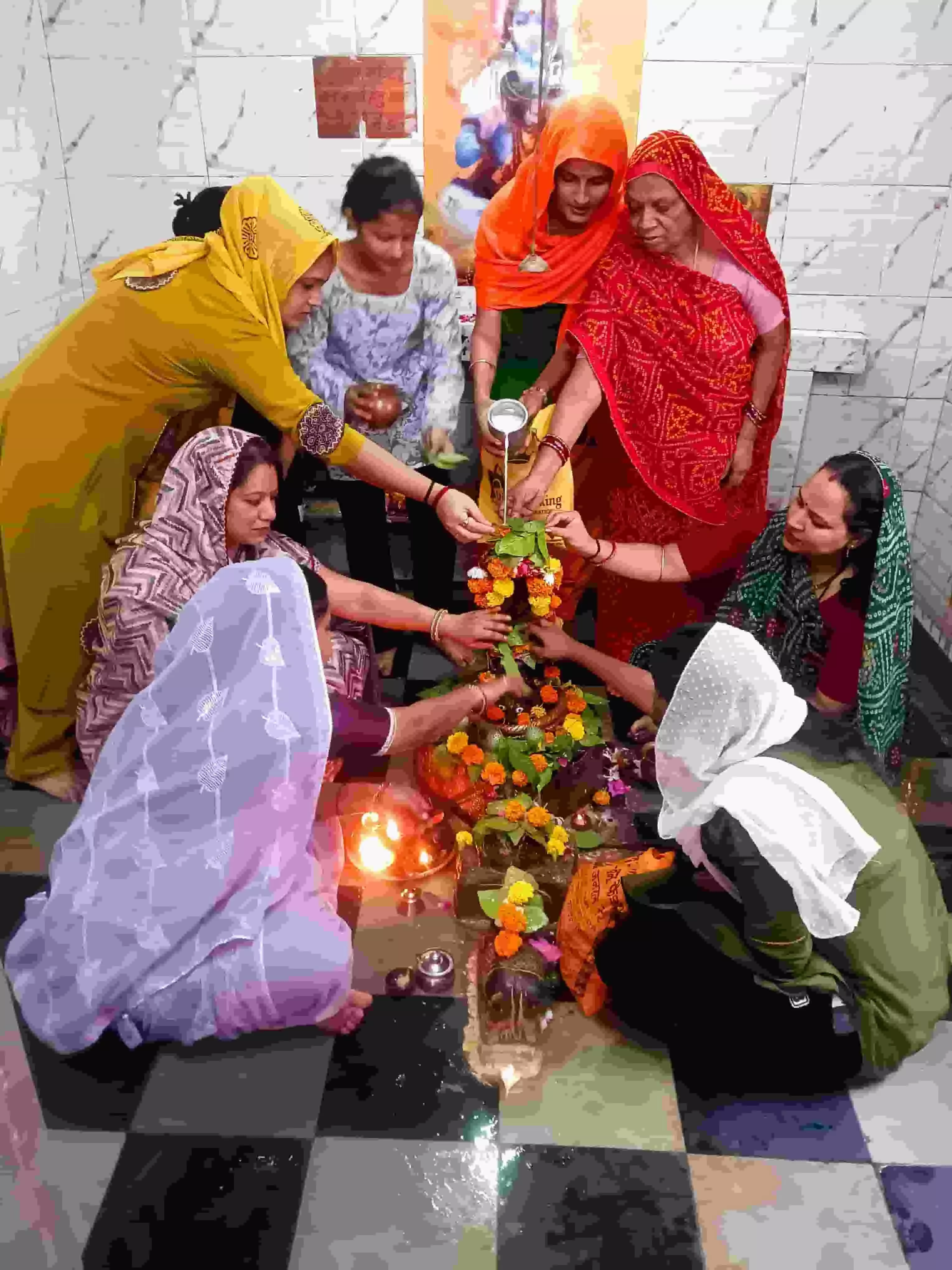 तस्वीर में महिलाएं खेरवाड़ा के मंदिर में पंचमुखी महादेव का श्रृंगार करती दिख रही हैं। तस्वीर में महिलाएं खेरवाड़ा के मंदिर में पंचमुखी महादेव का श्रृंगार करती दिख रही हैं।