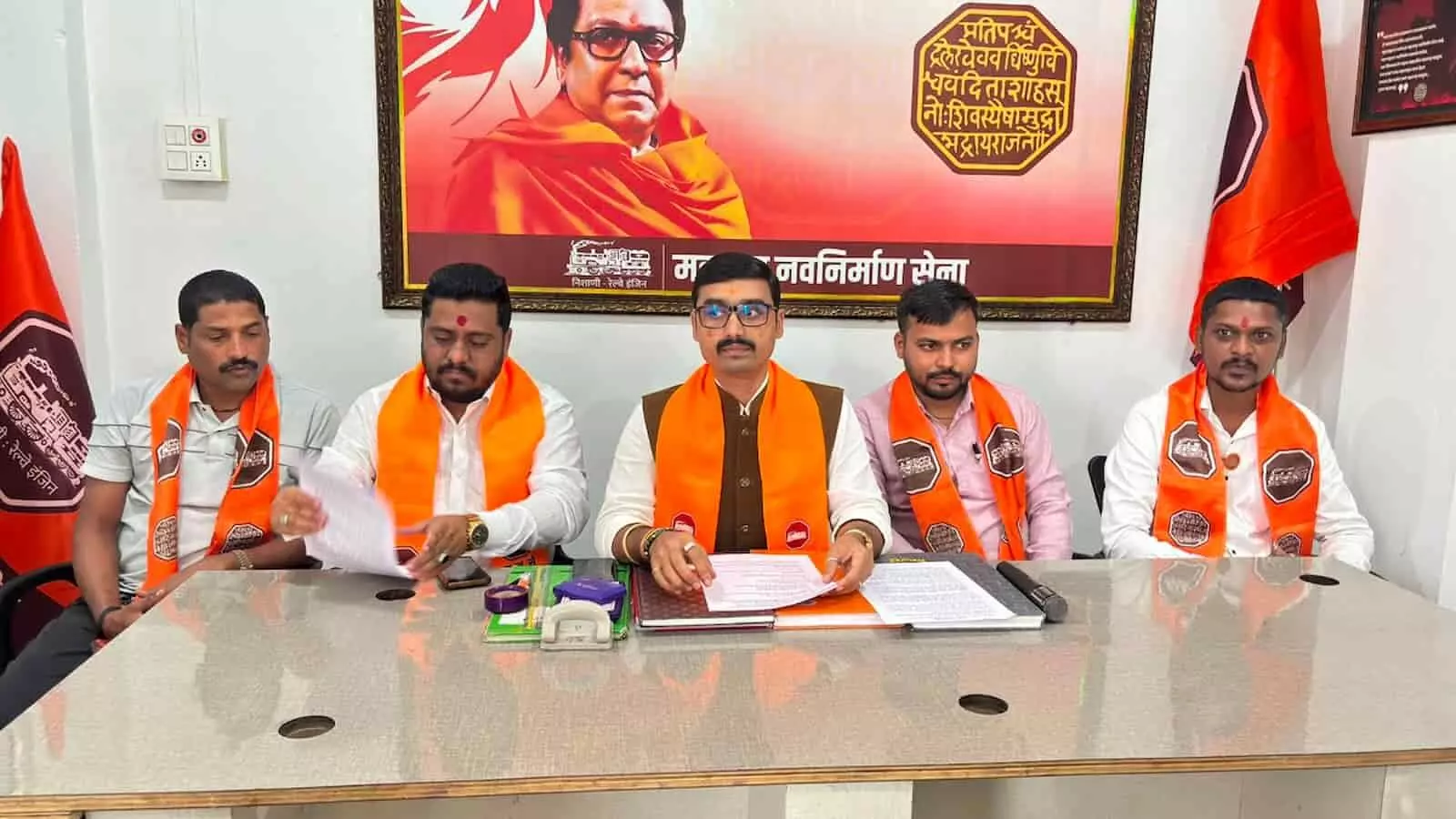 तस्वीर में प्रेस कॉन्फ्रेंस के दौरान स्मार्ट मीटर सक्ती का विरोध करते मनसे पदाधिकारी। तस्वीर में प्रेस कॉन्फ्रेंस के दौरान स्मार्ट मीटर सक्ती का विरोध करते मनसे पदाधिकारी।