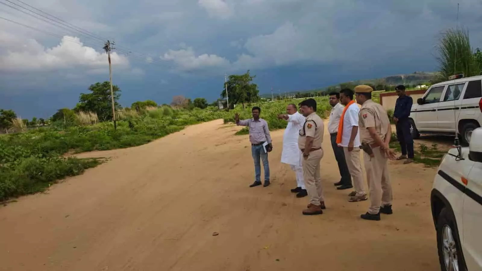 तस्वीर में गंगापुर सिटी में अधिकारियों की टीम प्रस्तावित रेलवे भूमि का निरीक्षण कर रही है। तस्वीर में गंगापुर सिटी में अधिकारियों की टीम प्रस्तावित रेलवे भूमि का निरीक्षण कर रही है।