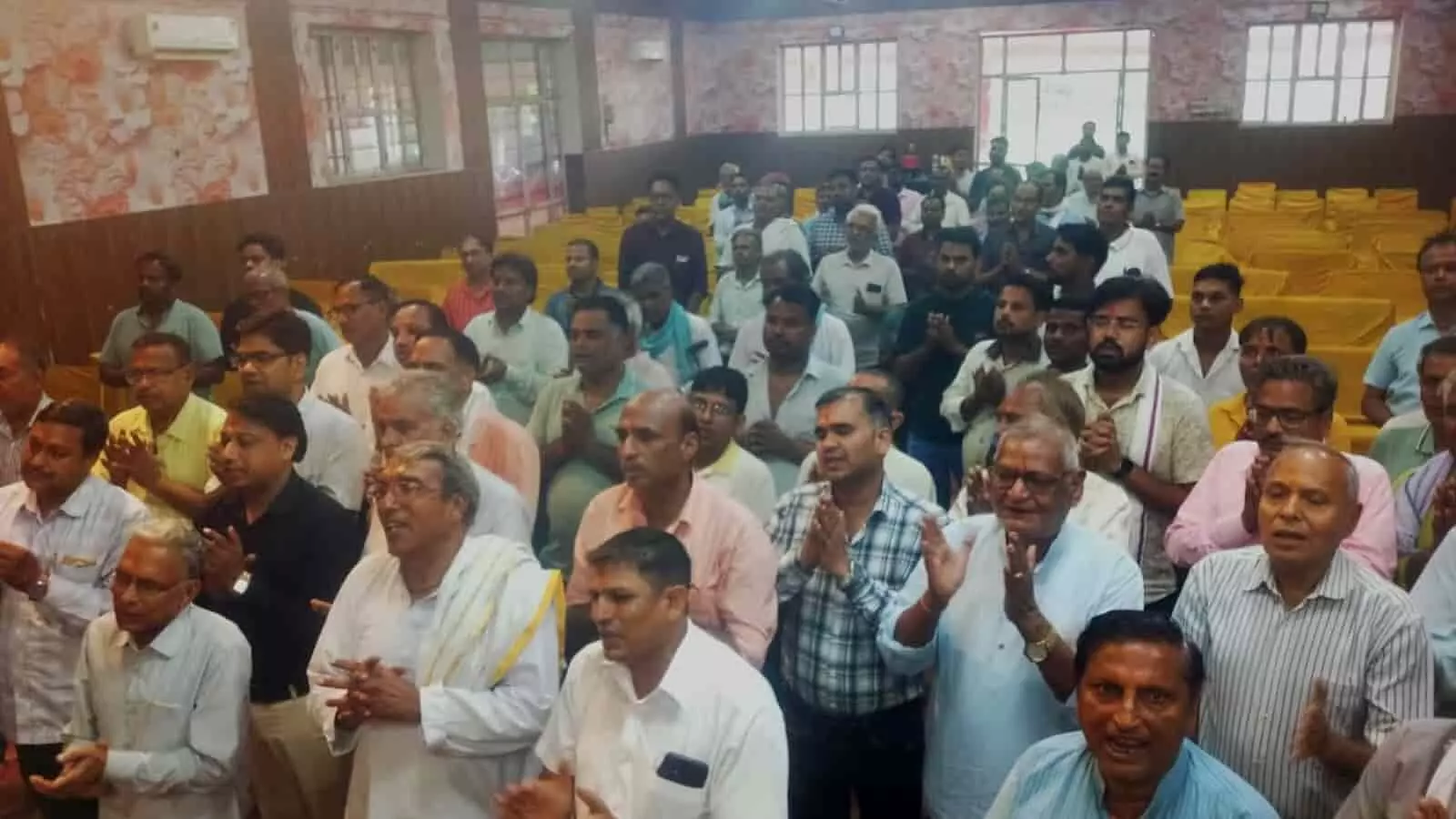विजय पैलेस मैरिज होम में आयोजित आमसभा में बैठे हुए भक्तगण। विजय पैलेस मैरिज होम में आयोजित आमसभा में बैठे हुए भक्तगण।