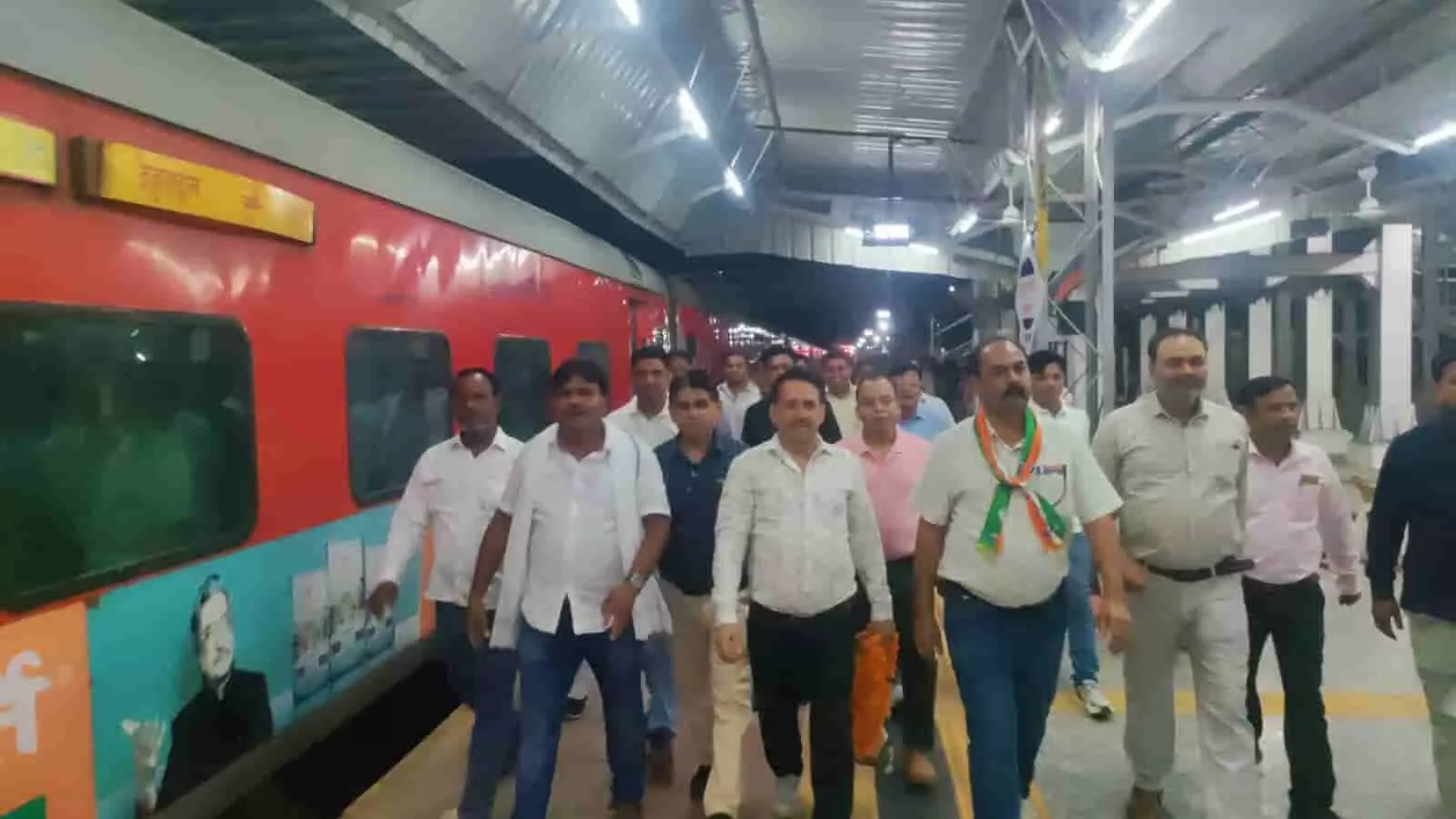 रेलवे स्टेशन के प्लेटफॉर्म पर खड़े अब्दुल खालिक और अन्य कर्मचारी। रेलवे स्टेशन के प्लेटफॉर्म पर खड़े अब्दुल खालिक और अन्य कर्मचारी।