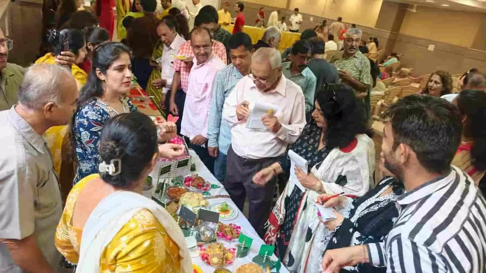तस्वीर में जयपुर में आयोजित सिंधी व्यंजन प्रतियोगिता के दौरान प्रतिभागी और लोग पारंपरिक व्यंजनों के साथ दिखाई दे रहे हैं। तस्वीर में जयपुर में आयोजित सिंधी व्यंजन प्रतियोगिता के दौरान प्रतिभागी और लोग पारंपरिक व्यंजनों के साथ दिखाई दे रहे हैं।