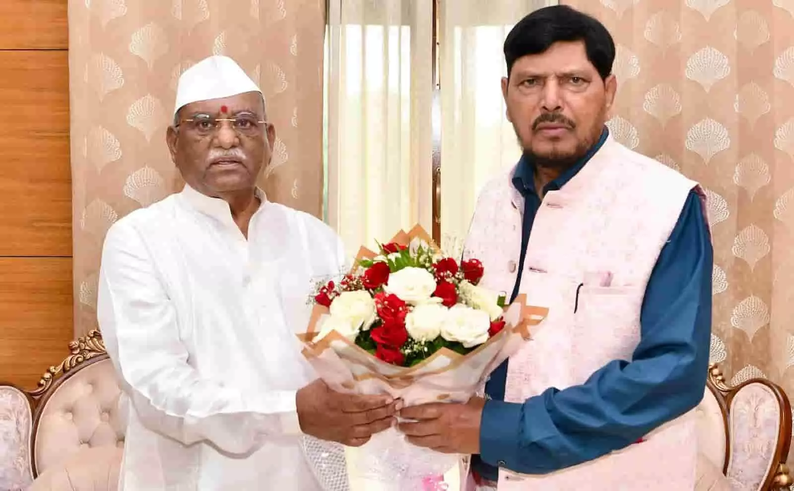 तस्वीर में राज्यपाल हरिभाऊ बागडे और केंद्रीय मंत्री रामदास अठावले लोकभवन में नजर आ रहे हैं। तस्वीर में राज्यपाल हरिभाऊ बागडे और केंद्रीय मंत्री रामदास अठावले लोकभवन में नजर आ रहे हैं।