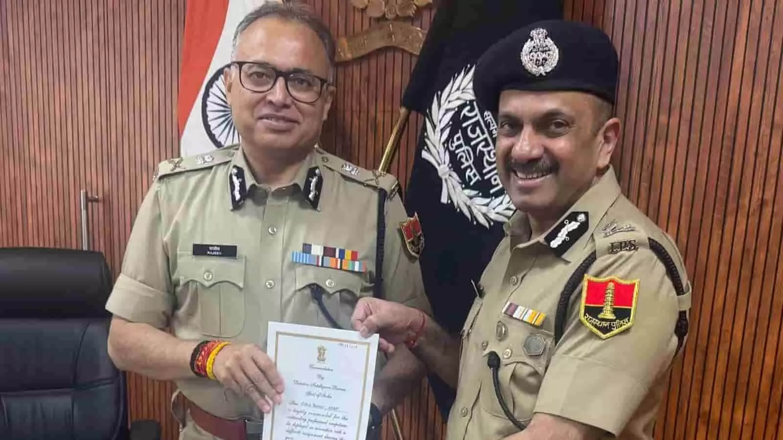 तस्वीर में एडीजी विशाल बंसल को प्रशस्ति पत्र दिखाते हुए महानिदेशक पुलिस राजीव कुमार शर्मा दिख रहे हैं। तस्वीर में एडीजी विशाल बंसल को प्रशस्ति पत्र दिखाते हुए महानिदेशक पुलिस राजीव कुमार शर्मा दिख रहे हैं।