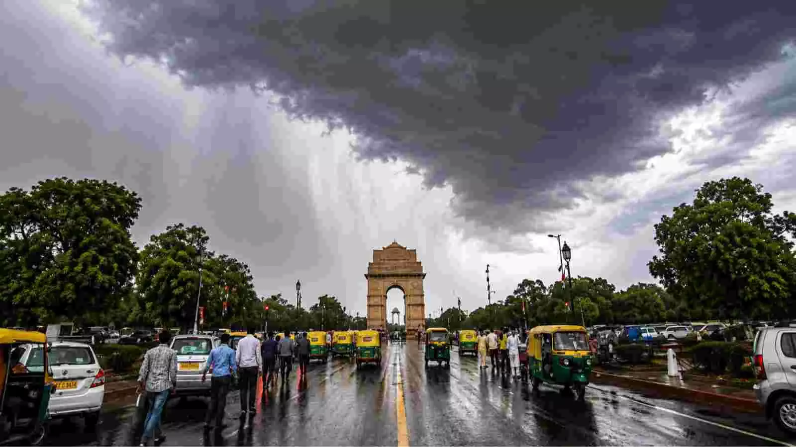 घने बादलों से ढका आसमान और इंडिया गेट के पास वाहन दिल्ली में बारिश के संदर्भ में। घने बादलों से ढका आसमान और इंडिया गेट के पास वाहन दिल्ली में बारिश के संदर्भ में।