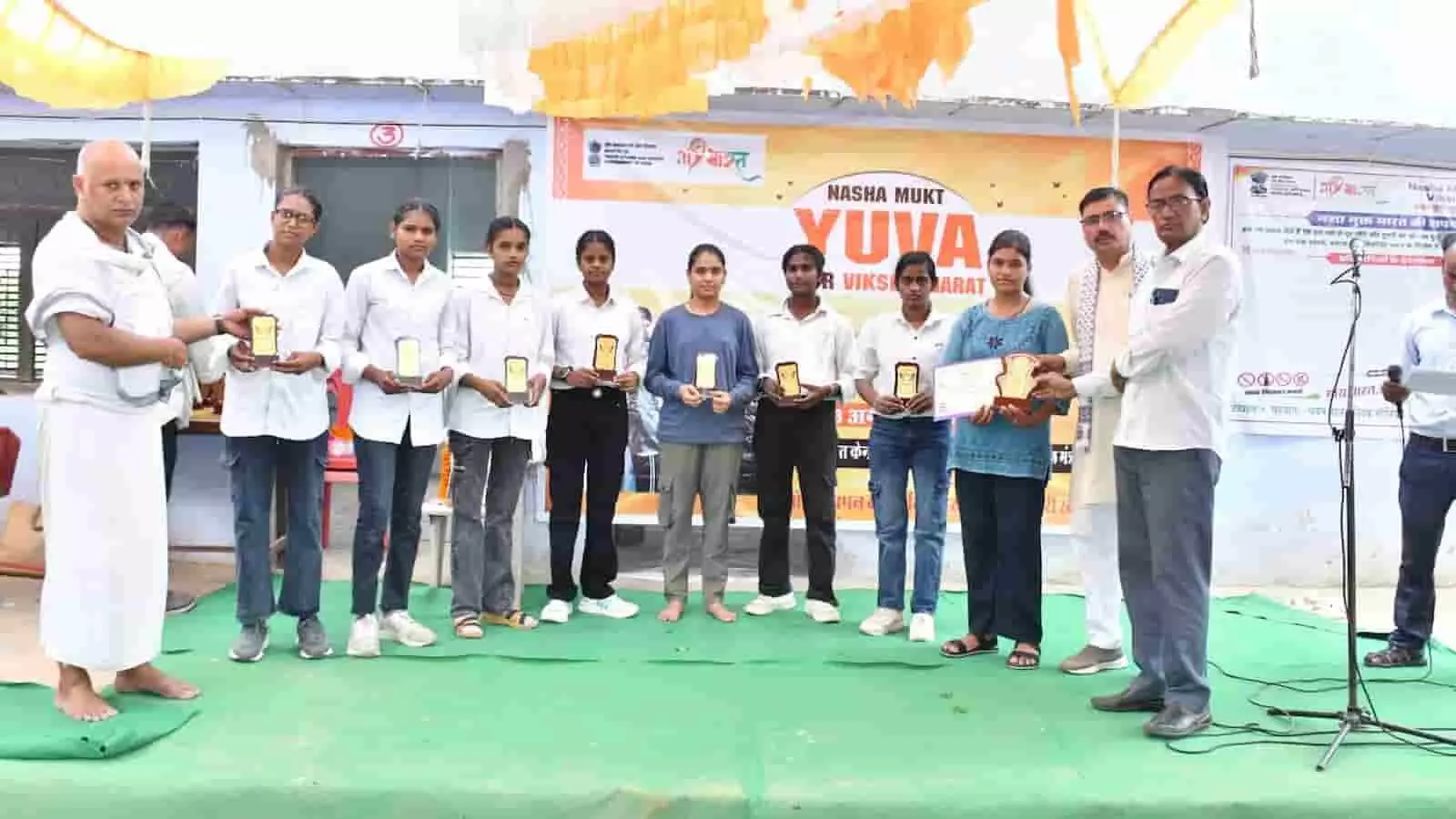 तस्वीर में डीग के स्कूल में आयोजित कार्यक्रम के दौरान छात्र-छात्राओं को ट्रॉफी और प्रमाण पत्र मिलते हुए दिख रहे हैं। तस्वीर में डीग के स्कूल में आयोजित कार्यक्रम के दौरान छात्र-छात्राओं को ट्रॉफी और प्रमाण पत्र मिलते हुए दिख रहे हैं।