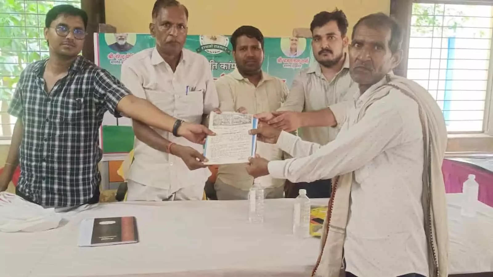 तस्वीर में अधिकारी कामां उपखंड में ग्रामीण सेवा शिविर के तहत लाभार्थी को पट्टा दे रहे हैं। तस्वीर में अधिकारी कामां उपखंड में ग्रामीण सेवा शिविर के तहत लाभार्थी को पट्टा दे रहे हैं।