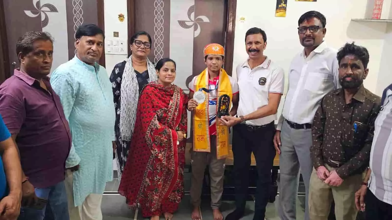 तस्वीर में भीलवाड़ा के पुर में सिल्वर मेडल विजेता संध्या विश्नोई का स्वागत करते लोग। तस्वीर में भीलवाड़ा के पुर में सिल्वर मेडल विजेता संध्या विश्नोई का स्वागत करते लोग।