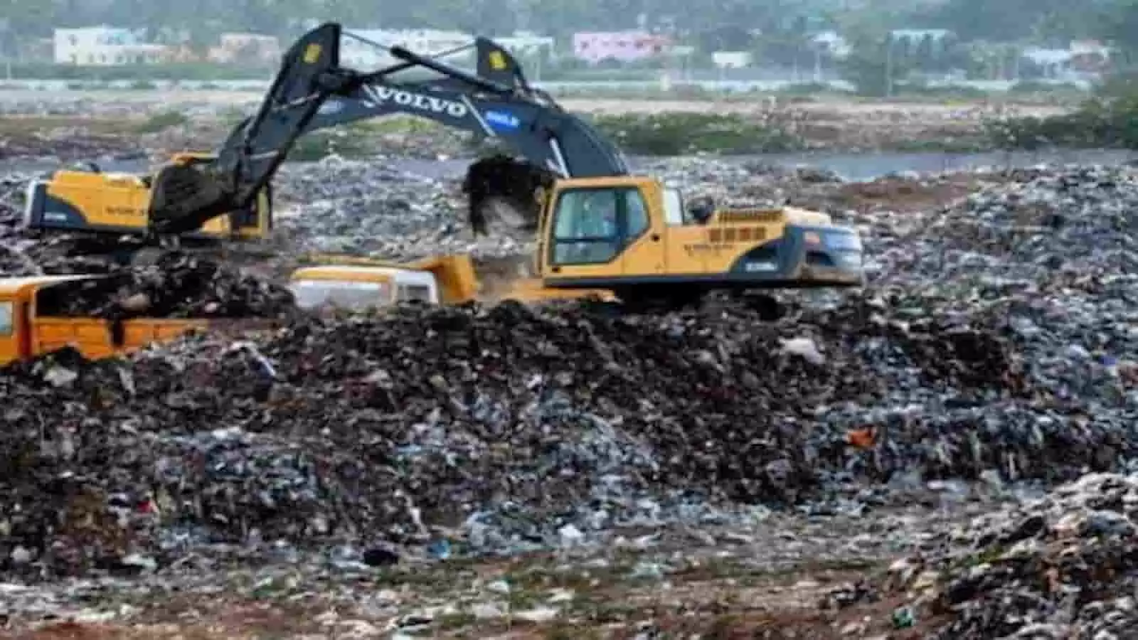 तस्वीर में कचरे के ढेर के बीच मशीन काम करती दिख रही है। तस्वीर में कचरे के ढेर के बीच मशीन काम करती दिख रही है।