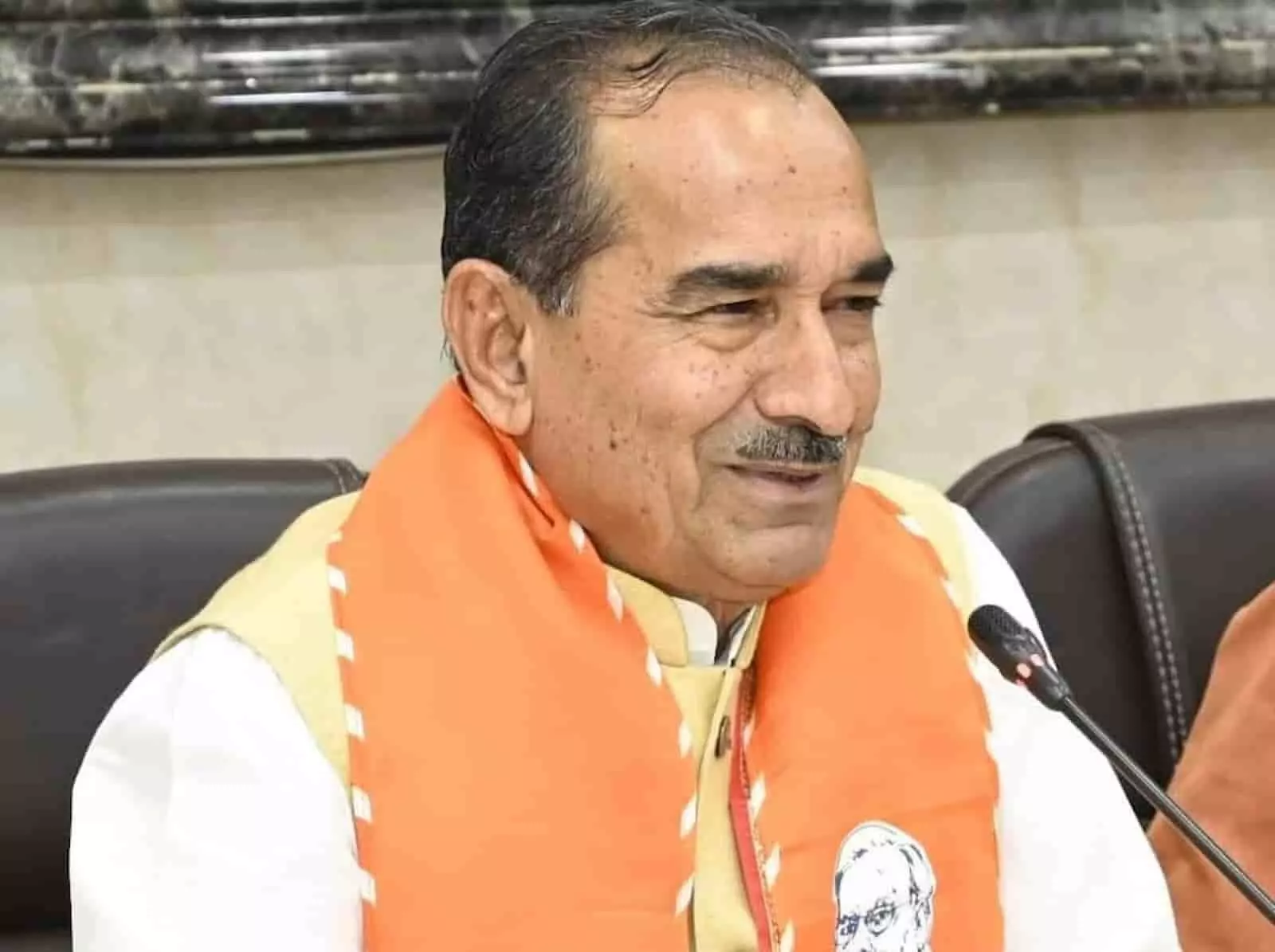 तस्वीर में मदन राठौड़ एक मेज के पास बैठे हुए नजर आ रहे हैं। तस्वीर में मदन राठौड़ एक मेज के पास बैठे हुए नजर आ रहे हैं।