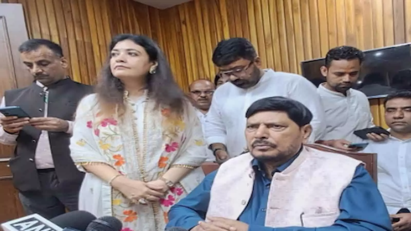 तस्वीर में केंद्रीय राज्य मंत्री रामदास अठावले जयपुर में प्रेस वार्ता के दौरान बैठे दिख रहे हैं। तस्वीर में केंद्रीय राज्य मंत्री रामदास अठावले जयपुर में प्रेस वार्ता के दौरान बैठे दिख रहे हैं।