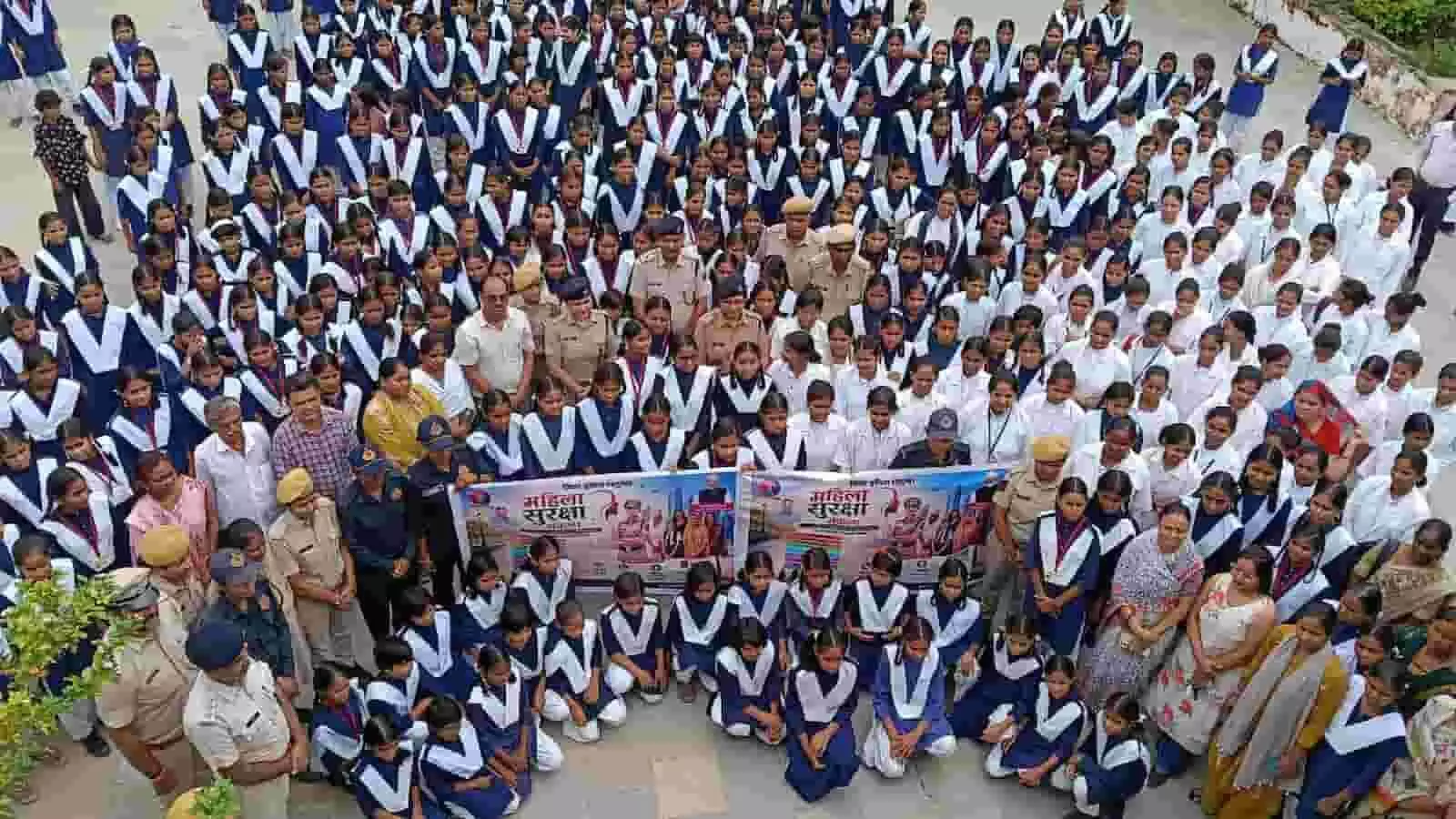 सलूम्बर के बालिका छात्रावास में महिला सुरक्षा संकल्प कार्यक्रम के दौरान पुलिस और छात्राएं। सलूम्बर के बालिका छात्रावास में महिला सुरक्षा संकल्प कार्यक्रम के दौरान पुलिस और छात्राएं।