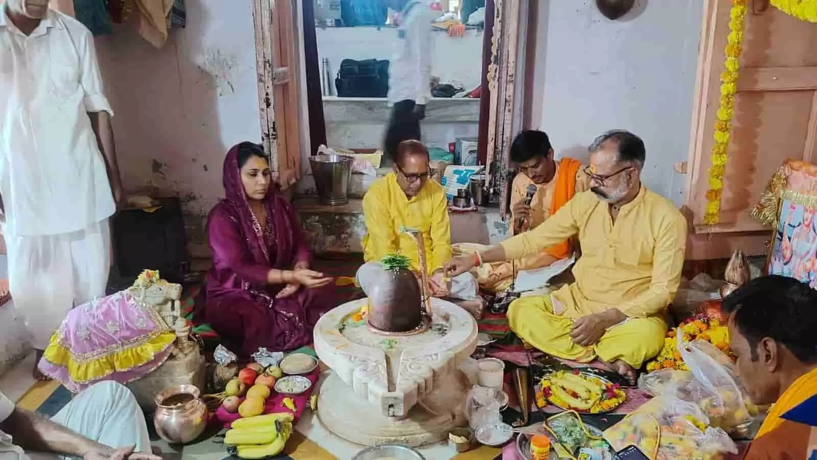 मंदिर में नर्मदेश्वर महादेव के सामने बैठकर पूजा और रुद्राभिषेक करते श्रद्धालु। मंदिर में नर्मदेश्वर महादेव के सामने बैठकर पूजा और रुद्राभिषेक करते श्रद्धालु।