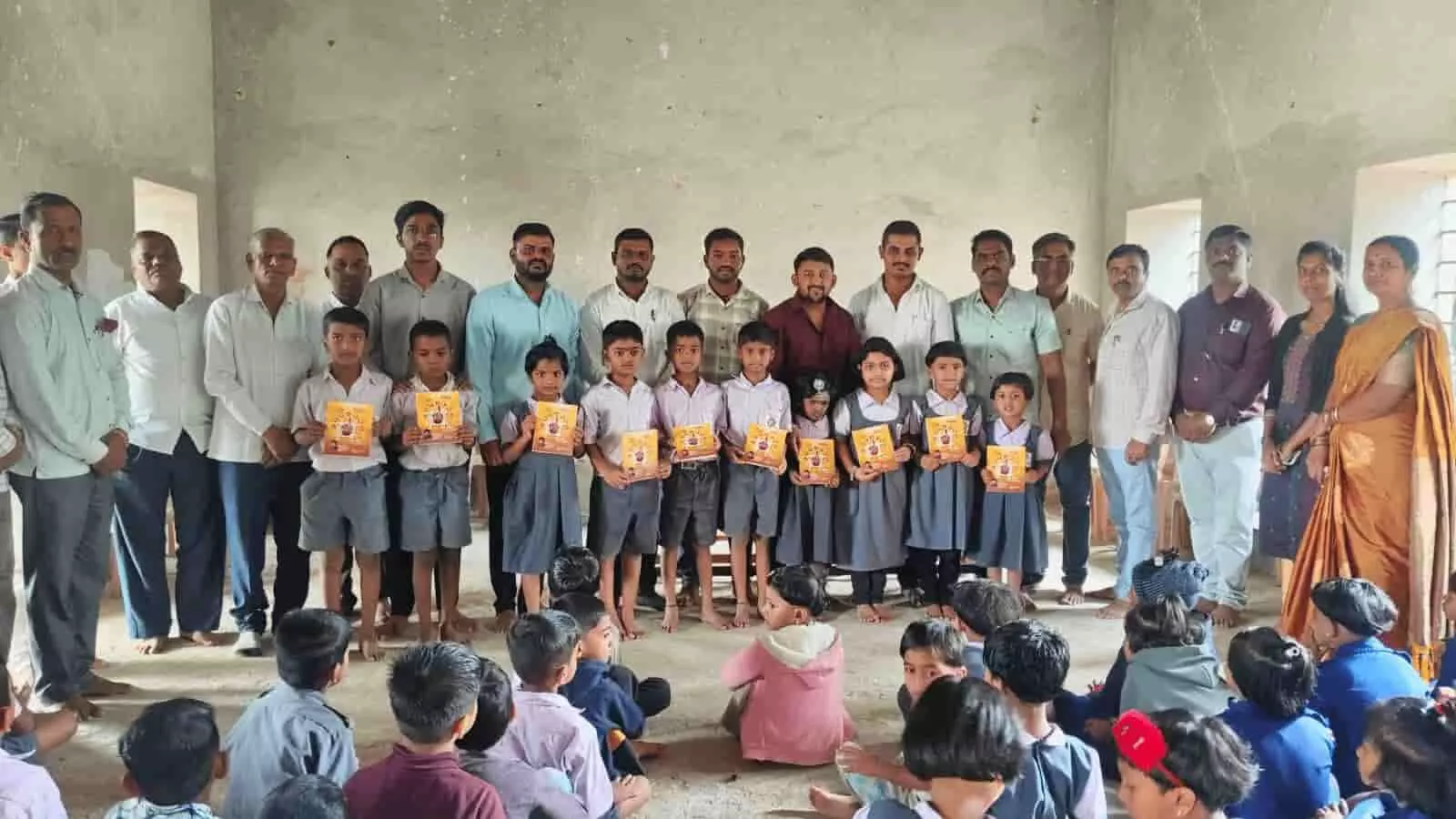 तस्वीर में कुरणी विद्यालय में विद्यार्थियों को शैक्षणिक सामग्री वितरित करते हुए अतिथि दिख रहे हैं। तस्वीर में कुरणी विद्यालय में विद्यार्थियों को शैक्षणिक सामग्री वितरित करते हुए अतिथि दिख रहे हैं।