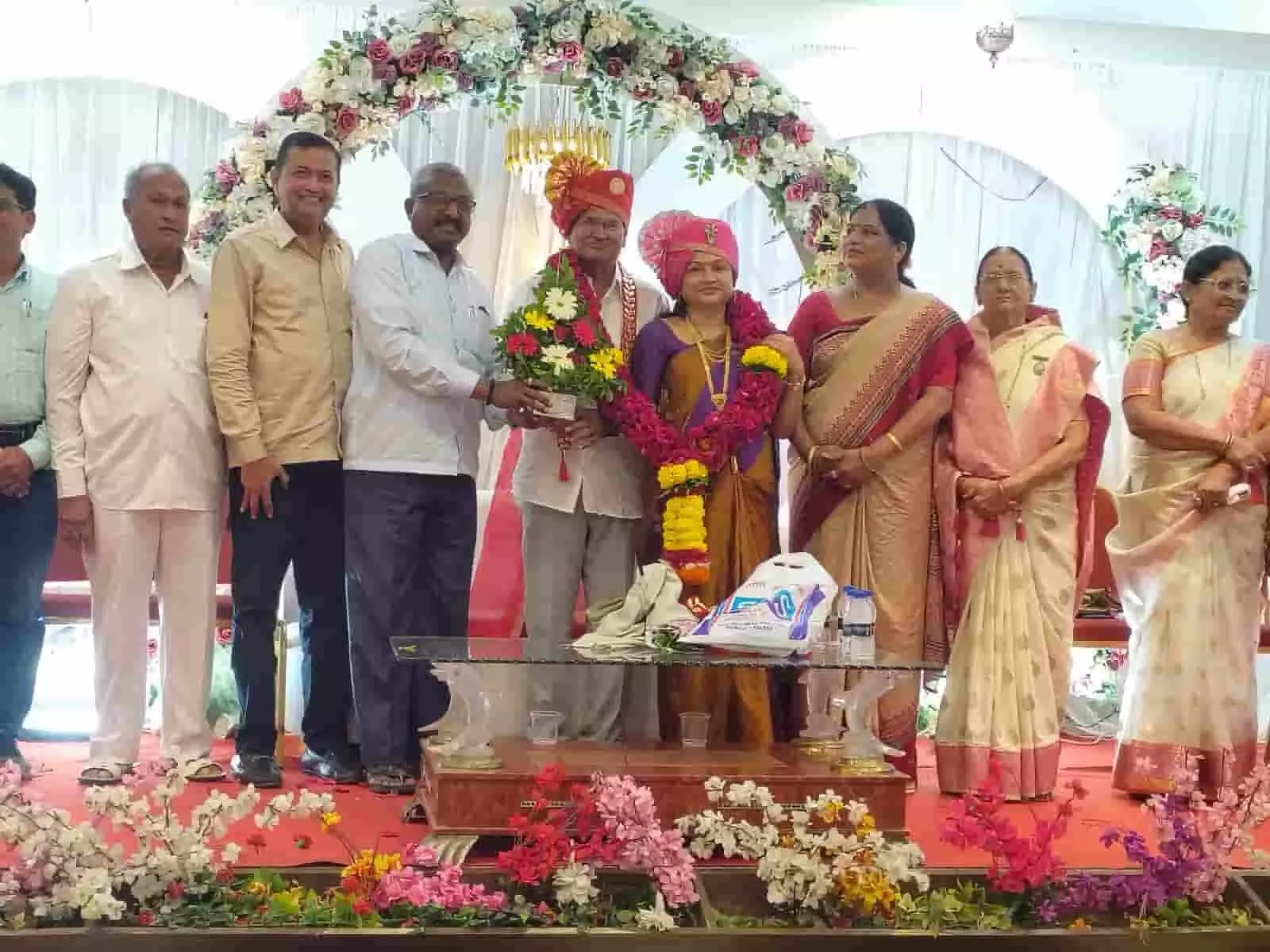 तस्वीर में शिरपुर में आयोजित सेवानिवृत्ति समारोह के दौरान सम्मानित होने वाले शिक्षक दंपति और अतिथिगण मंच पर खड़े दिखाई दे रहे हैं। तस्वीर में शिरपुर में आयोजित सेवानिवृत्ति समारोह के दौरान सम्मानित होने वाले शिक्षक दंपति और अतिथिगण मंच पर खड़े दिखाई दे रहे हैं।