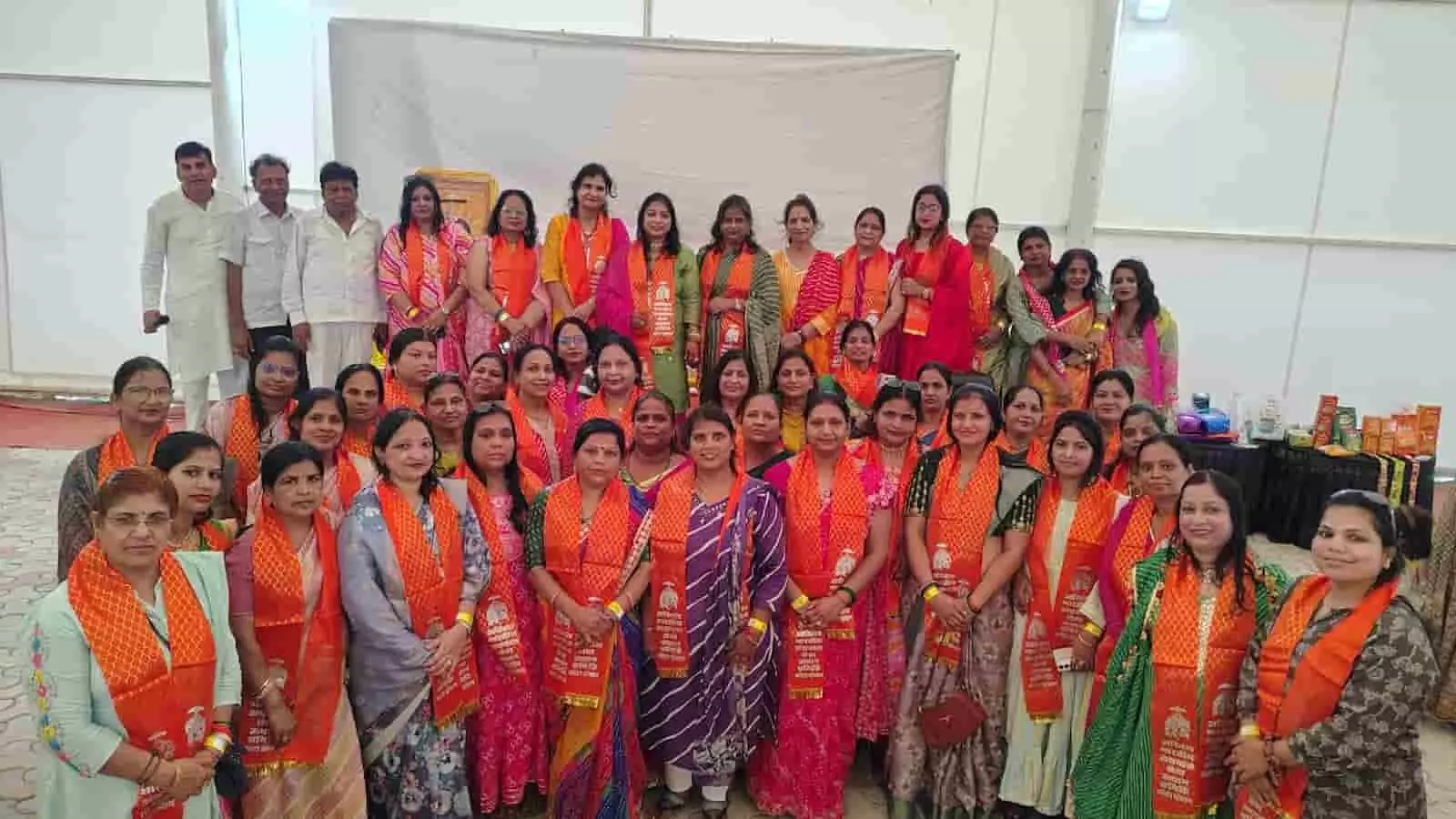 तस्वीर में ब्लू किंगडम वाटर पार्क में माता माधवी जन्मोत्सव पर एकत्र अग्रवाल समाज की महिलाएं नजर आ रही हैं। तस्वीर में ब्लू किंगडम वाटर पार्क में माता माधवी जन्मोत्सव पर एकत्र अग्रवाल समाज की महिलाएं नजर आ रही हैं।