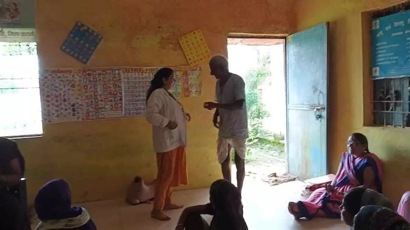 उप स्वास्थ्य केंद्र अमगांव में कम्युनिटी हेल्थ ऑफिसर प्रज्ञा मालवीय एक बुजुर्ग का उपचार कर रही हैं। उप स्वास्थ्य केंद्र अमगांव में कम्युनिटी हेल्थ ऑफिसर प्रज्ञा मालवीय एक बुजुर्ग का उपचार कर रही हैं।