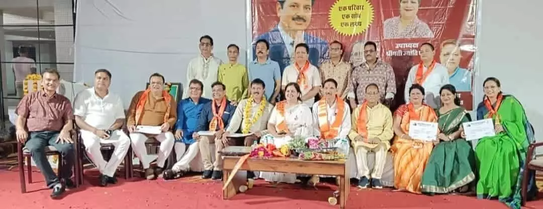 कोटा में विवांता रेजिडेंशियल सोसायटी की नवनिर्वाचित कार्यकारिणी के शपथ ग्रहण समारोह में शामिल अतिथि और पदाधिकारी। कोटा में विवांता रेजिडेंशियल सोसायटी की नवनिर्वाचित कार्यकारिणी के शपथ ग्रहण समारोह में शामिल अतिथि और पदाधिकारी।