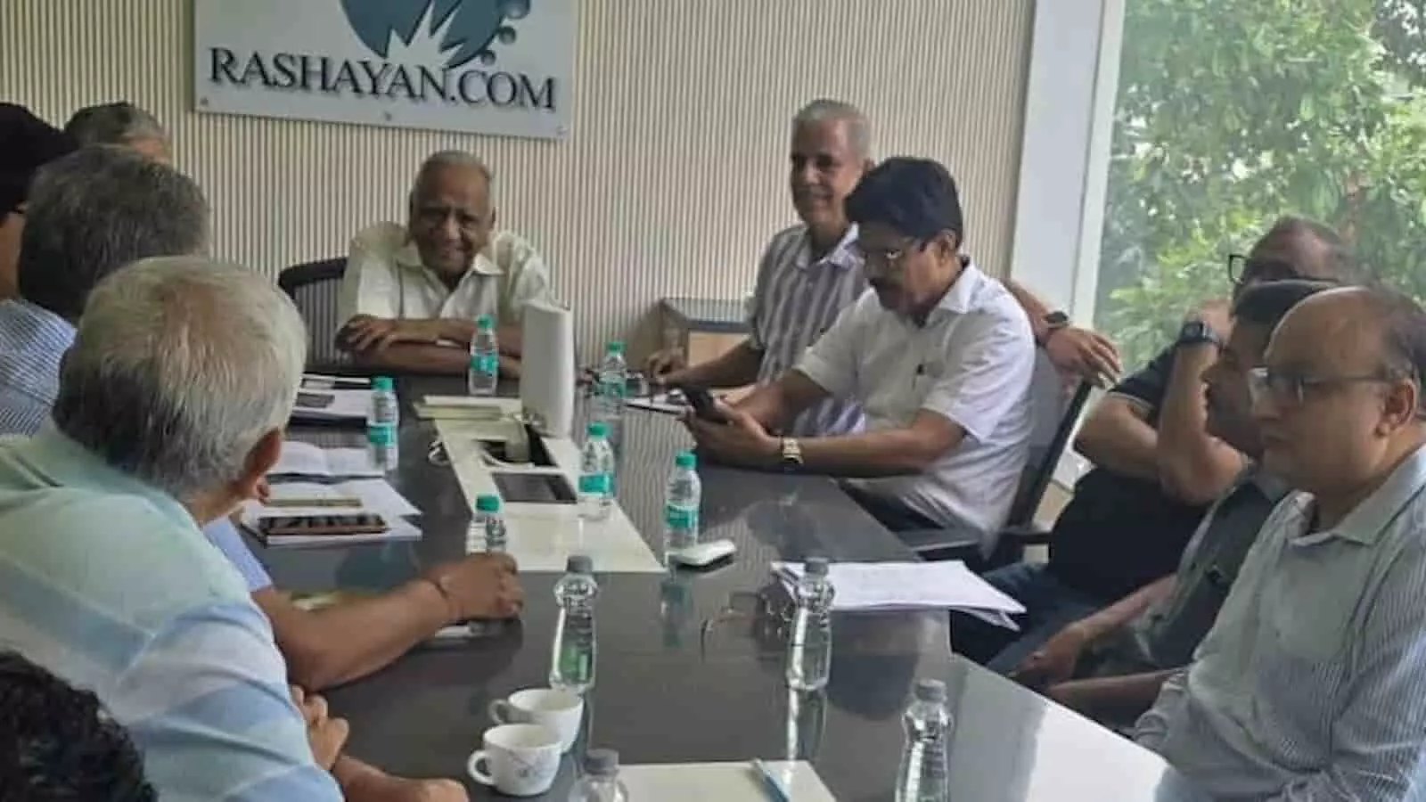 पुरुषार्थ भवन कोटा में वर्ल्ड हिंदू कांग्रेस की बैठक में चर्चा करते पदाधिकारी। पुरुषार्थ भवन कोटा में वर्ल्ड हिंदू कांग्रेस की बैठक में चर्चा करते पदाधिकारी।