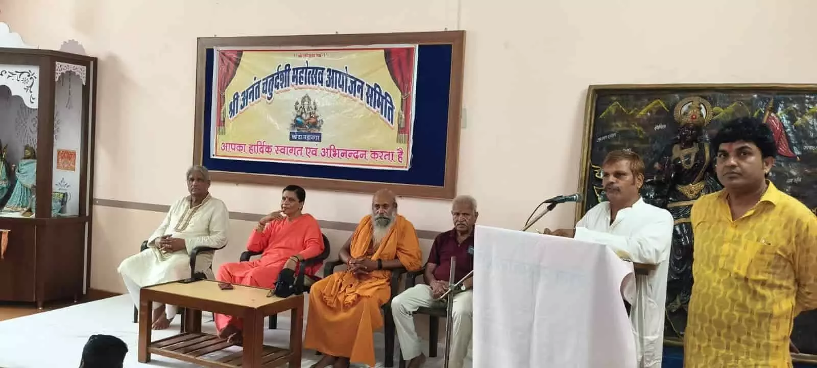 मानव विकास भवन कोटा में आयोजित बैठक में मंच पर बैठे पदाधिकारी। मानव विकास भवन कोटा में आयोजित बैठक में मंच पर बैठे पदाधिकारी।