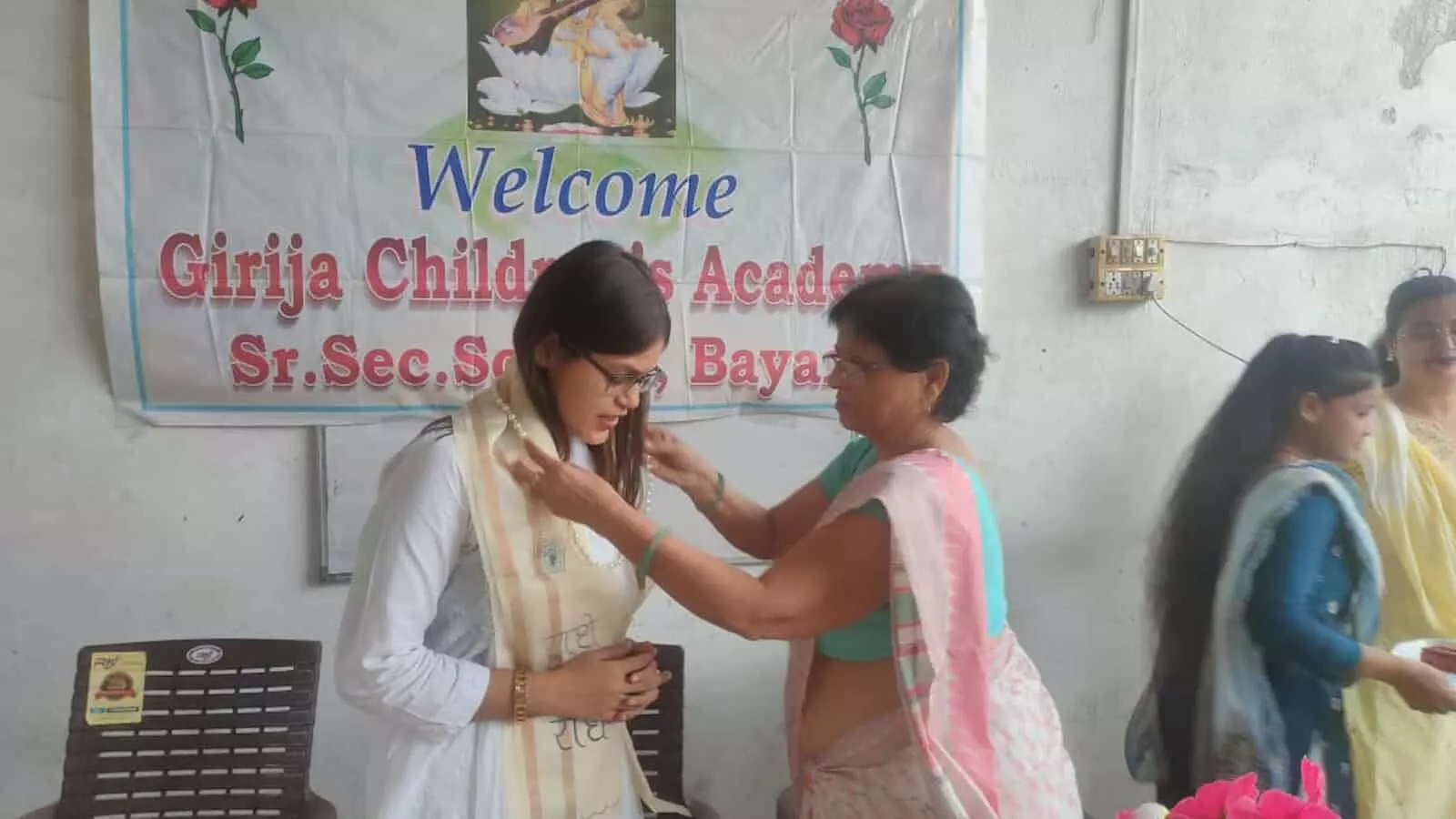 तस्वीर में गिरजा चिल्ड्रन सीनियर सेकेंडरी स्कूल बयाना में डायरेक्टर रेनू मिश्रा मुंसिफ मजिस्ट्रेट संजना मीणा का स्वागत कर रही हैं। तस्वीर में गिरजा चिल्ड्रन सीनियर सेकेंडरी स्कूल बयाना में डायरेक्टर रेनू मिश्रा मुंसिफ मजिस्ट्रेट संजना मीणा का स्वागत कर रही हैं।