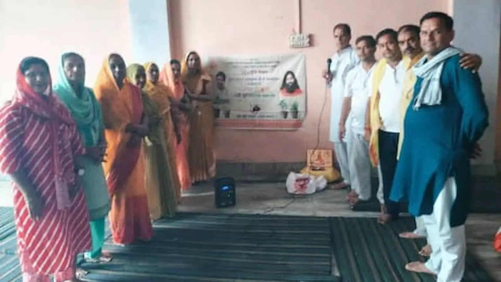 डीग में जड़ी-बूटी दिवस के कार्यक्रम के दौरान मुकन्दी मैरिज होम में खड़े लोग। डीग में जड़ी-बूटी दिवस के कार्यक्रम के दौरान मुकन्दी मैरिज होम में खड़े लोग।