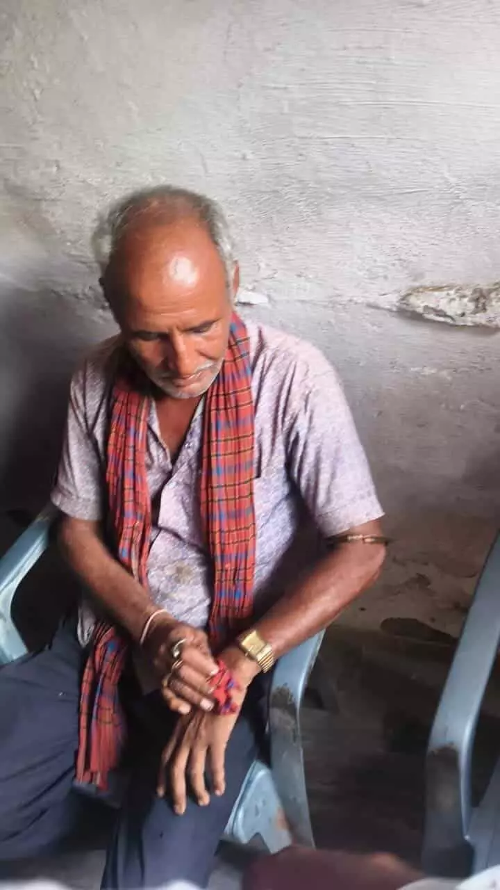 तस्वीर में नारायण गुर्जर घर पर एक कुर्सी पर बैठे हुए दिखाई दे रहे हैं। तस्वीर में नारायण गुर्जर घर पर एक कुर्सी पर बैठे हुए दिखाई दे रहे हैं।