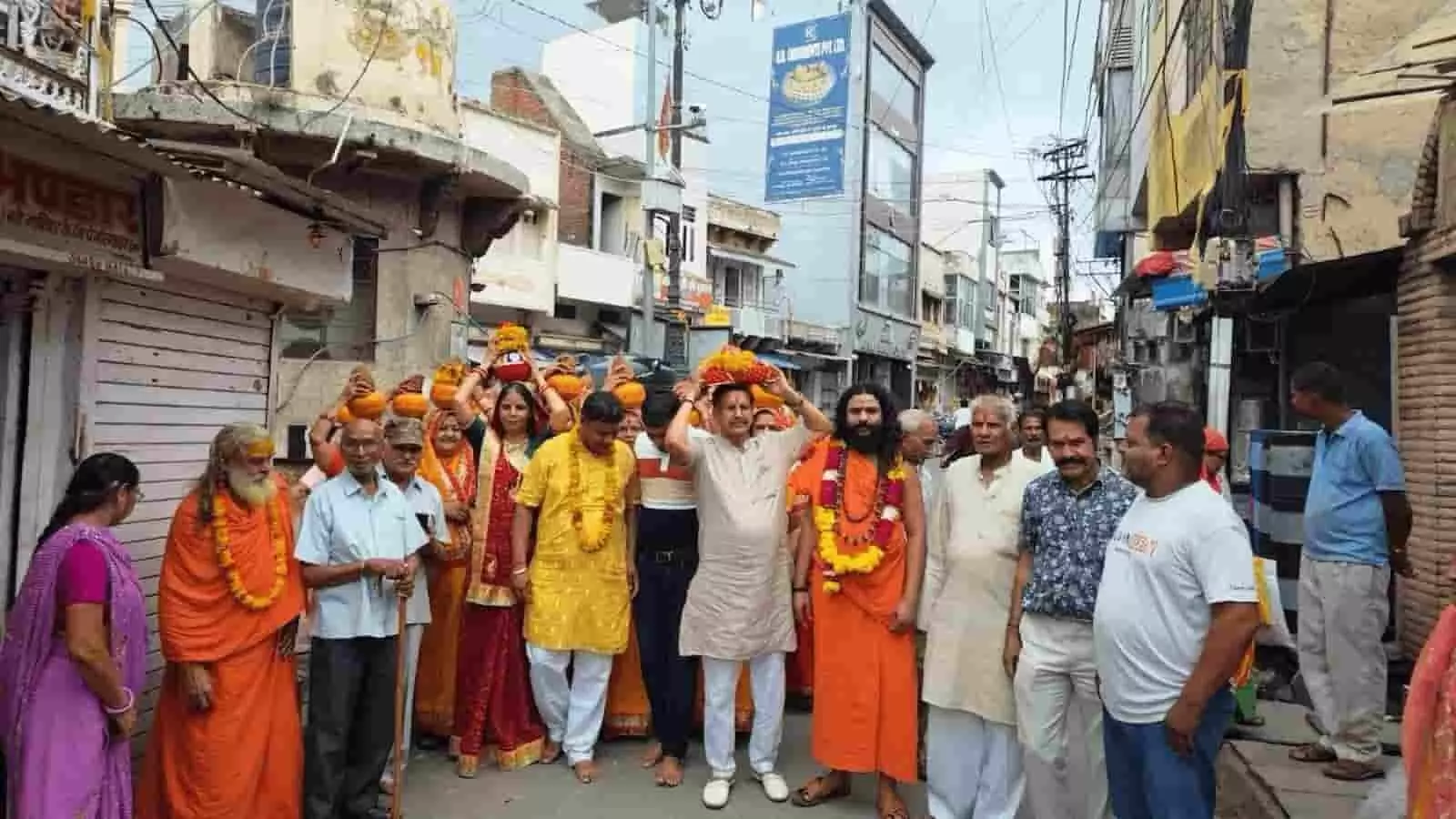 तस्वीर में भीलवाड़ा की सड़क पर कलश यात्रा निकालते हुए श्रद्धालु और संत नजर आ रहे हैं। तस्वीर में भीलवाड़ा की सड़क पर कलश यात्रा निकालते हुए श्रद्धालु और संत नजर आ रहे हैं।