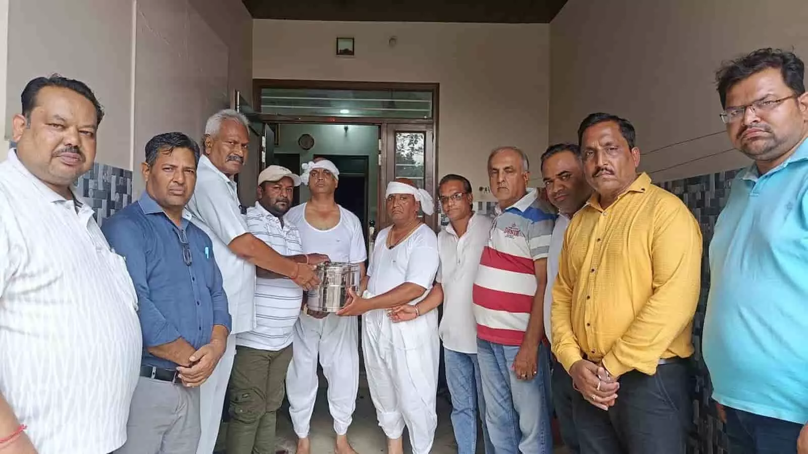 तस्वीर में भारत विकास परिषद् के सदस्य और मानसिंहका परिवार के परिजन नजर आ रहे हैं। तस्वीर में भारत विकास परिषद् के सदस्य और मानसिंहका परिवार के परिजन नजर आ रहे हैं।
