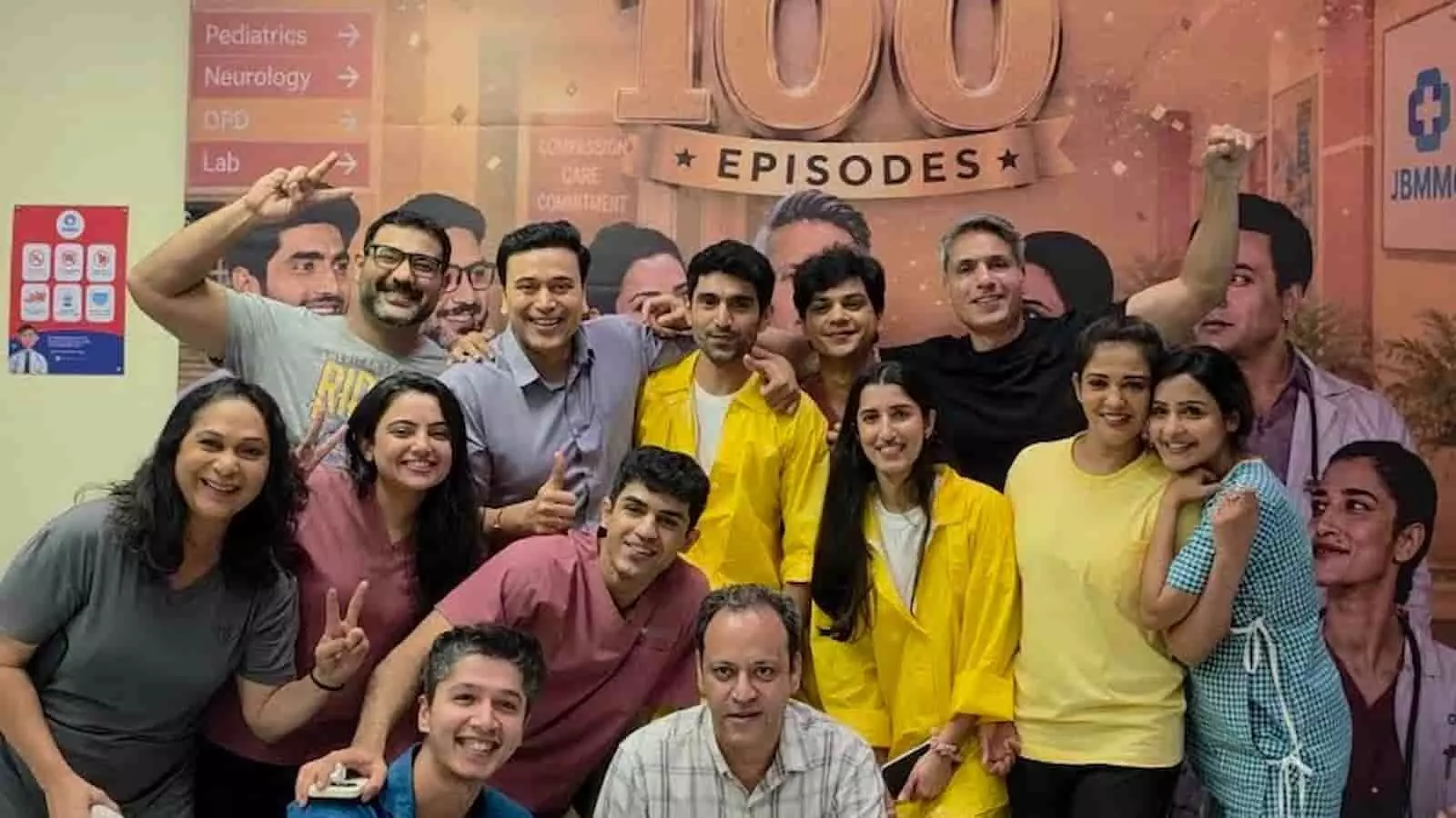 तस्वीर में यादें शो की कास्ट और क्रू 100 एपिसोड पूरे होने का जश्न मनाते हुए दिख रहे हैं। तस्वीर में यादें शो की कास्ट और क्रू 100 एपिसोड पूरे होने का जश्न मनाते हुए दिख रहे हैं।