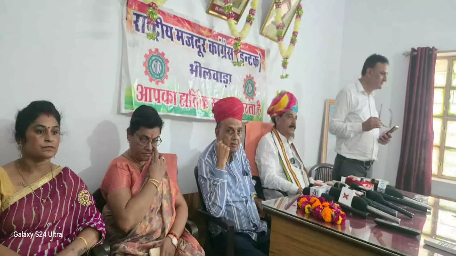 भीलवाड़ा में इंटक की प्रेस कॉन्फ्रेंस के दौरान बैठे पदाधिकारी और माइक। भीलवाड़ा में इंटक की प्रेस कॉन्फ्रेंस के दौरान बैठे पदाधिकारी और माइक।
