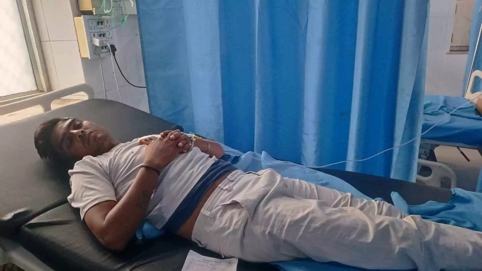 अस्पताल के आईसीयू वार्ड में बेड पर लेटे हुए नजर आ रहे सामाजिक कार्यकर्ता विष्णु प्रजापति। अस्पताल के आईसीयू वार्ड में बेड पर लेटे हुए नजर आ रहे सामाजिक कार्यकर्ता विष्णु प्रजापति।