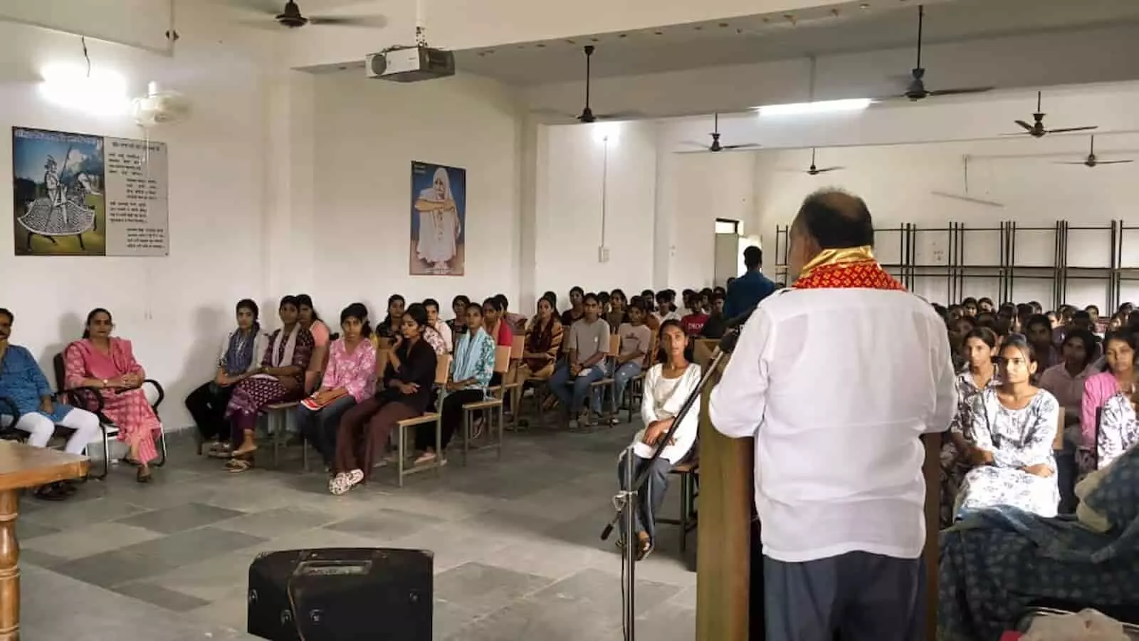राजकीय महाविद्यालय आमेट में आयोजित गुरुवंदन कार्यक्रम के दौरान हॉल में बैठे विद्यार्थी और वक्ता। राजकीय महाविद्यालय आमेट में आयोजित गुरुवंदन कार्यक्रम के दौरान हॉल में बैठे विद्यार्थी और वक्ता।