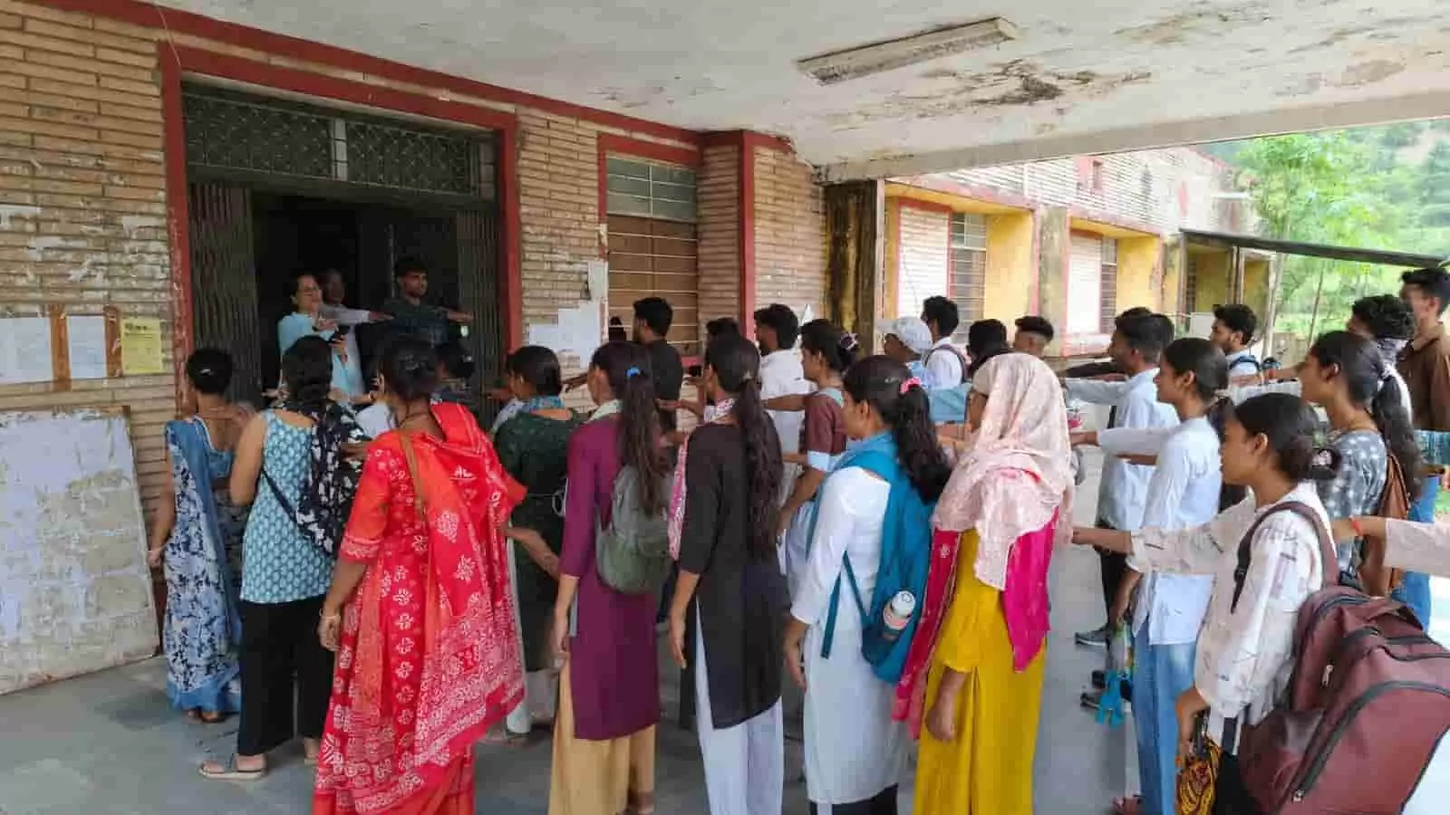 राजकीय महाविद्यालय खेरवाड़ा में विद्यार्थी और स्टाफ नशा मुक्ति शपथ लेते हुए। राजकीय महाविद्यालय खेरवाड़ा में विद्यार्थी और स्टाफ नशा मुक्ति शपथ लेते हुए।