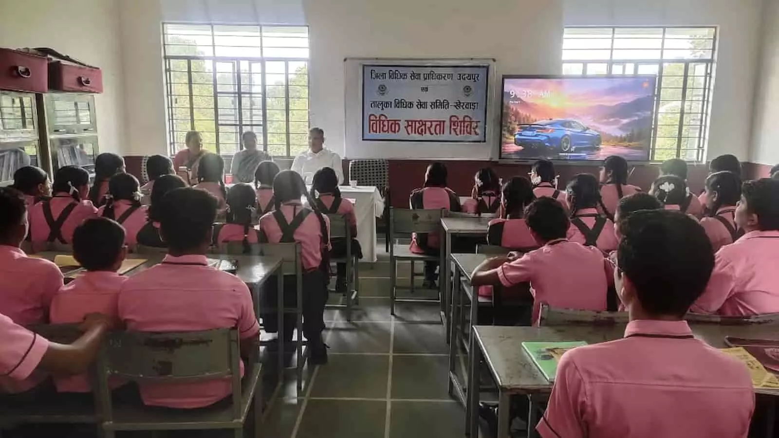 खेरवाड़ा के विद्यालय में विधिक साक्षरता शिविर के दौरान बैठे हुए विद्यार्थी और अधिकारी। खेरवाड़ा के विद्यालय में विधिक साक्षरता शिविर के दौरान बैठे हुए विद्यार्थी और अधिकारी।