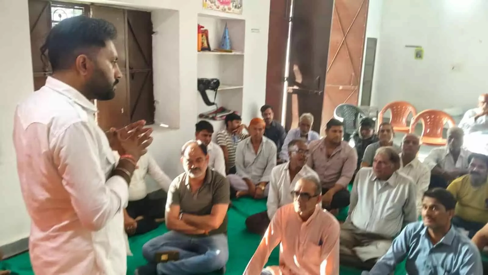 नीमच रोड पर बैठक के दौरान कार्यकर्ताओं को संबोधित करते भाजपा वक्ता और उपस्थित लोग। नीमच रोड पर बैठक के दौरान कार्यकर्ताओं को संबोधित करते भाजपा वक्ता और उपस्थित लोग।