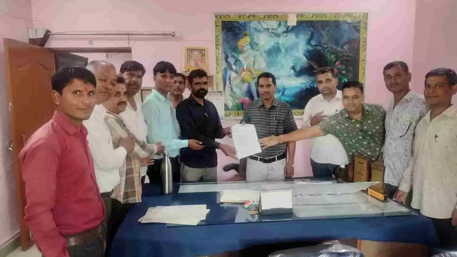 लसाडिया पंचायत समिति कार्यालय में संविदा कार्मिक विकास अधिकारी को ज्ञापन सौंपते हुए। लसाडिया पंचायत समिति कार्यालय में संविदा कार्मिक विकास अधिकारी को ज्ञापन सौंपते हुए।