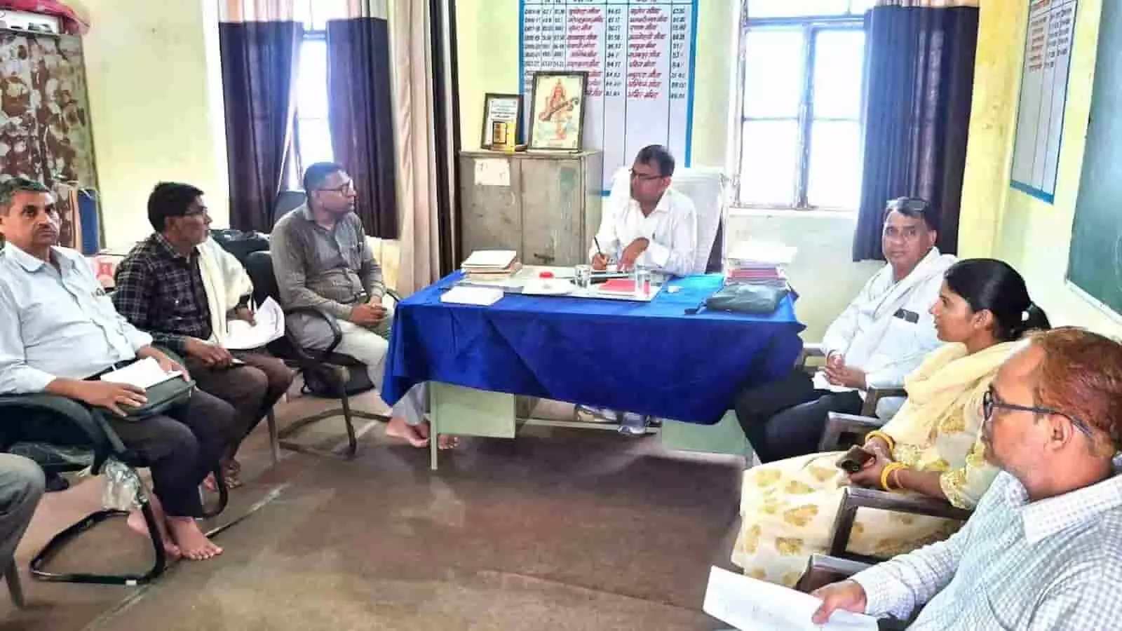 तस्वीर में जिला शिक्षा अधिकारी और संस्था प्रधान विद्यालय कक्ष में बैठक करते हुए दिख रहे हैं। तस्वीर में जिला शिक्षा अधिकारी और संस्था प्रधान विद्यालय कक्ष में बैठक करते हुए दिख रहे हैं।
