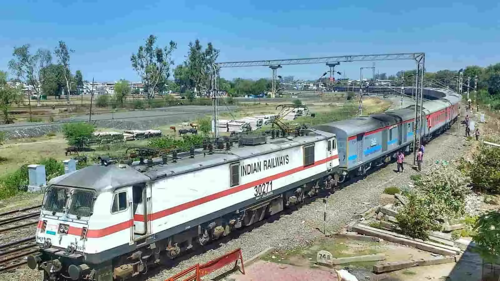 तस्वीर में भारतीय रेलवे का इंजन और ट्रेन ट्रैक पर खड़े दिखाई दे रहे हैं। तस्वीर में भारतीय रेलवे का इंजन और ट्रेन ट्रैक पर खड़े दिखाई दे रहे हैं।